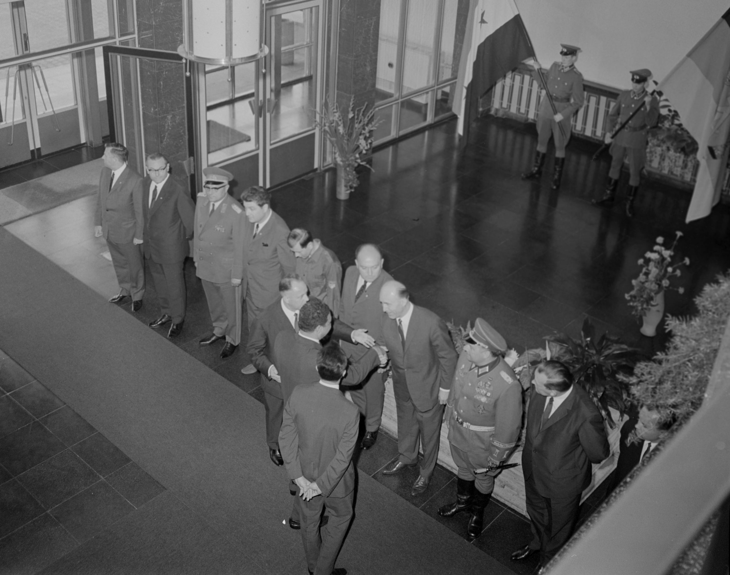 Haus 1, in dem sich heute das Stasimuseum befindet, war als Sitz des Ministers auch Ziel von Besuchern aus aller Welt. Hier stellt Erich Mielke einer Delegation aus Syrien seine Mitarbeiter vor. Um 1968.Foto: Bundesarchiv