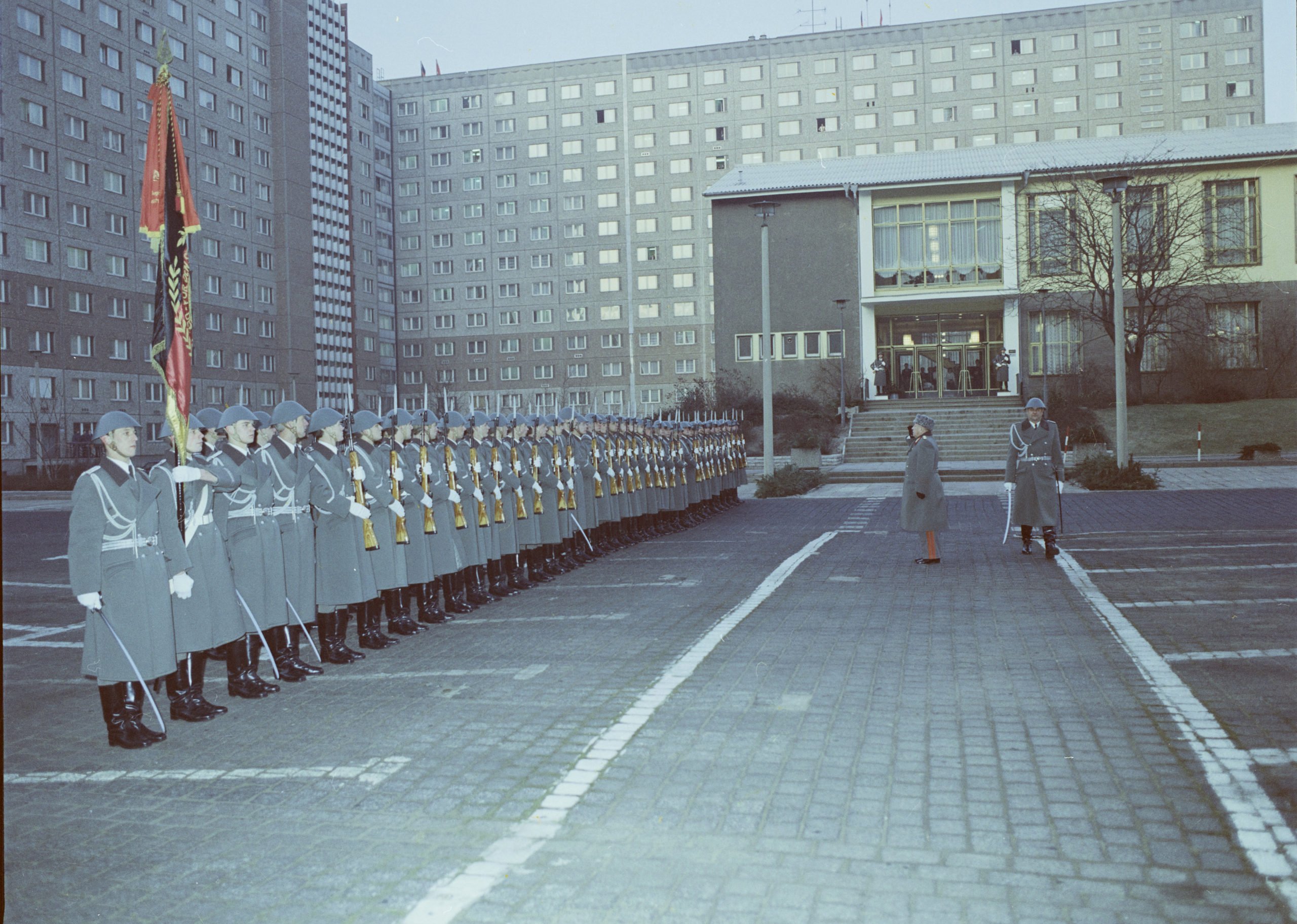 Auch der Innenhof wurde für Zeremonien der Stasi genutzt. Zum 35. Jahrestag des Ministeriums salutiert Erich Mielke einer Ehrenformation des Wachregiments der Stasi „Feliks E. Dzierżyński“. 1985. Foto: Bundesarchiv
