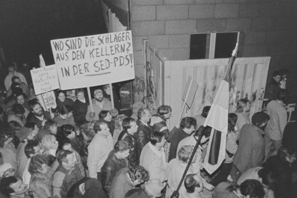 Besetzung der Stasi-Zentrale am 15.1.1990. Foto: Robert-Havemann-Gesellschaft/Rolf Walter