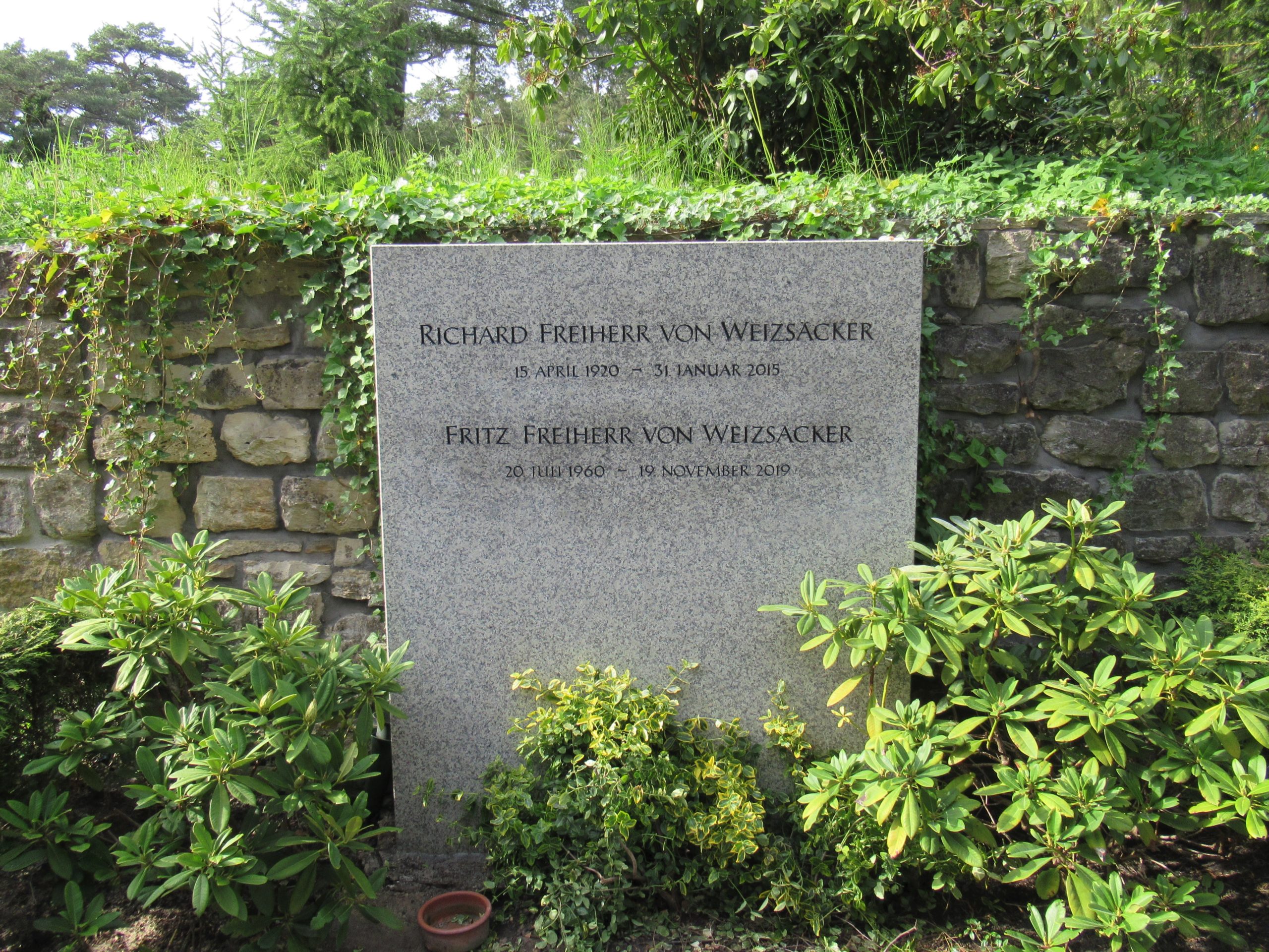 Grabstein von Fritz von Weizsäcker. Foto: Wikimedia Commons/Mutter Erde/CC BY SA 4.0