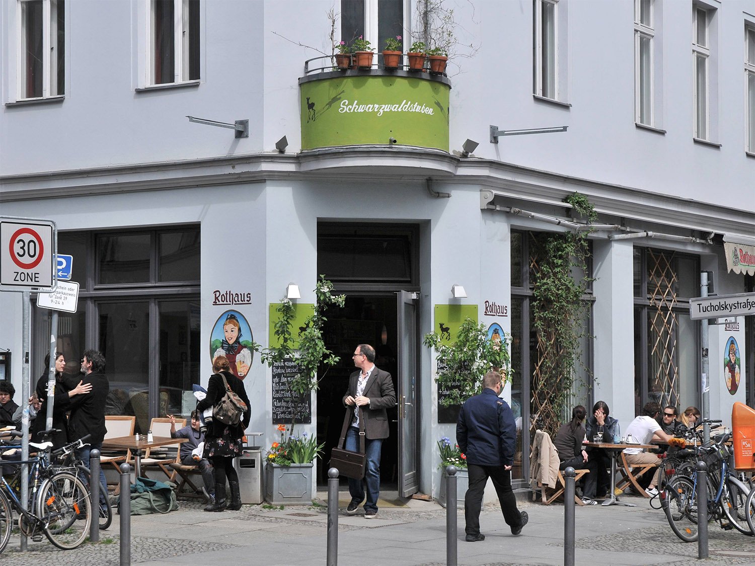 Ein lässiges Lokal für gemütliche Tage: Schwarzwaldstuben.      Wiener Schnitzel in Berlin