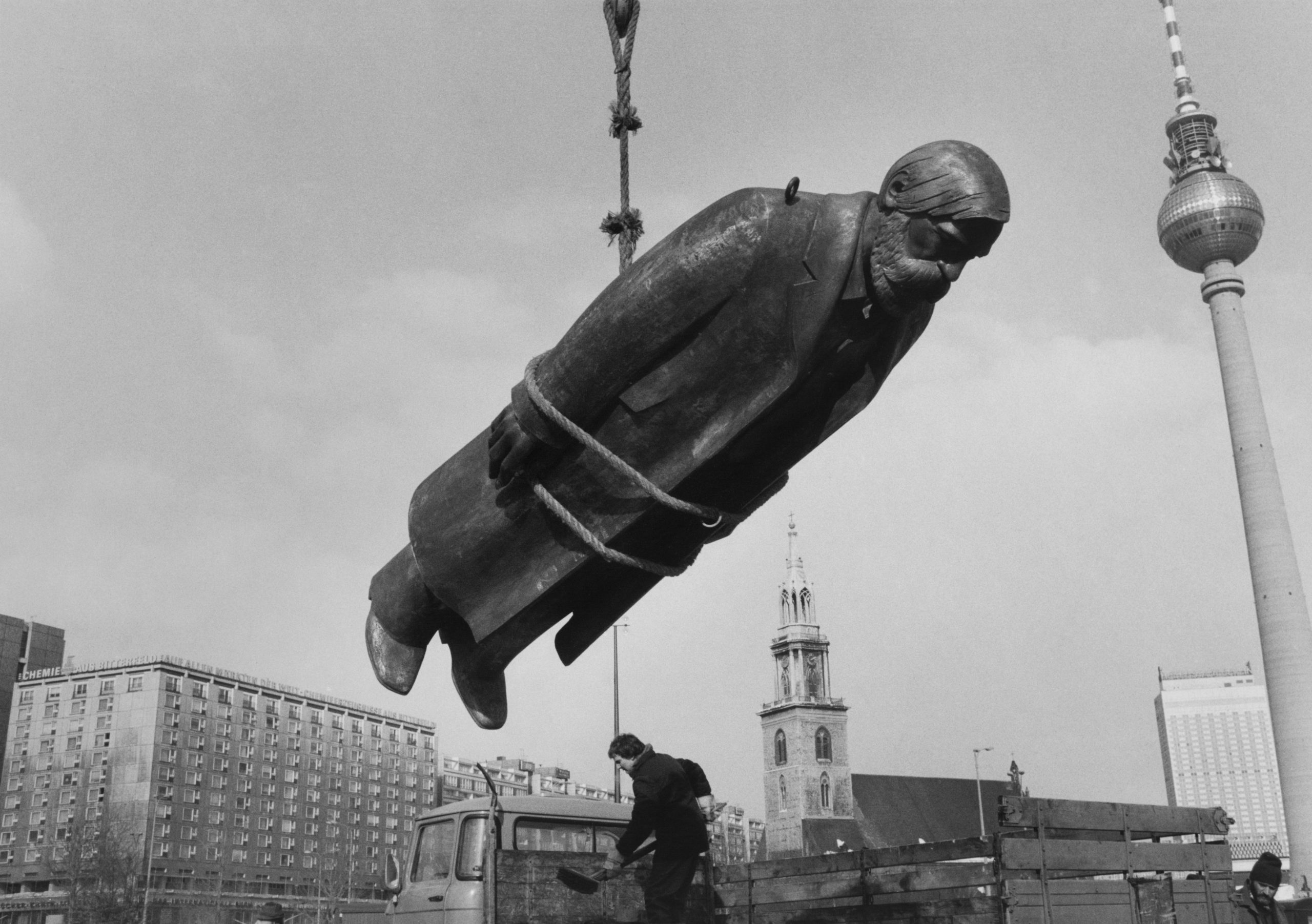Sibylle Bergemann, Das Denkmal, Berlin, Februar 1986 © Estate Sibylle Bergemann/OSTKREUZ. Courtesy Loock Galerie, Berlin
