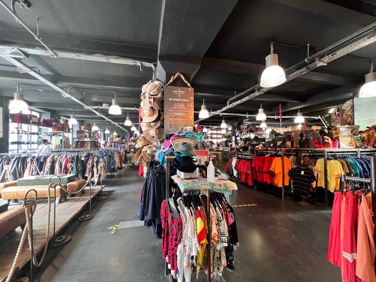 Vintage-Kleidung kaufen in Berlin Picknweight ist der Vintage-Kilo-Shop in Berlin – mit drei FIlialen in Kreuzberg, Mitte und Prenzlauer Berg.