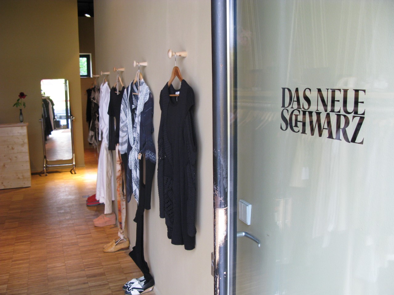 Vintage-Kleidung kaufen in Berlin Die schöne Auswahl, die das Neue Schwarz bietet, lässt Vintage-Herzen höher schlagen.