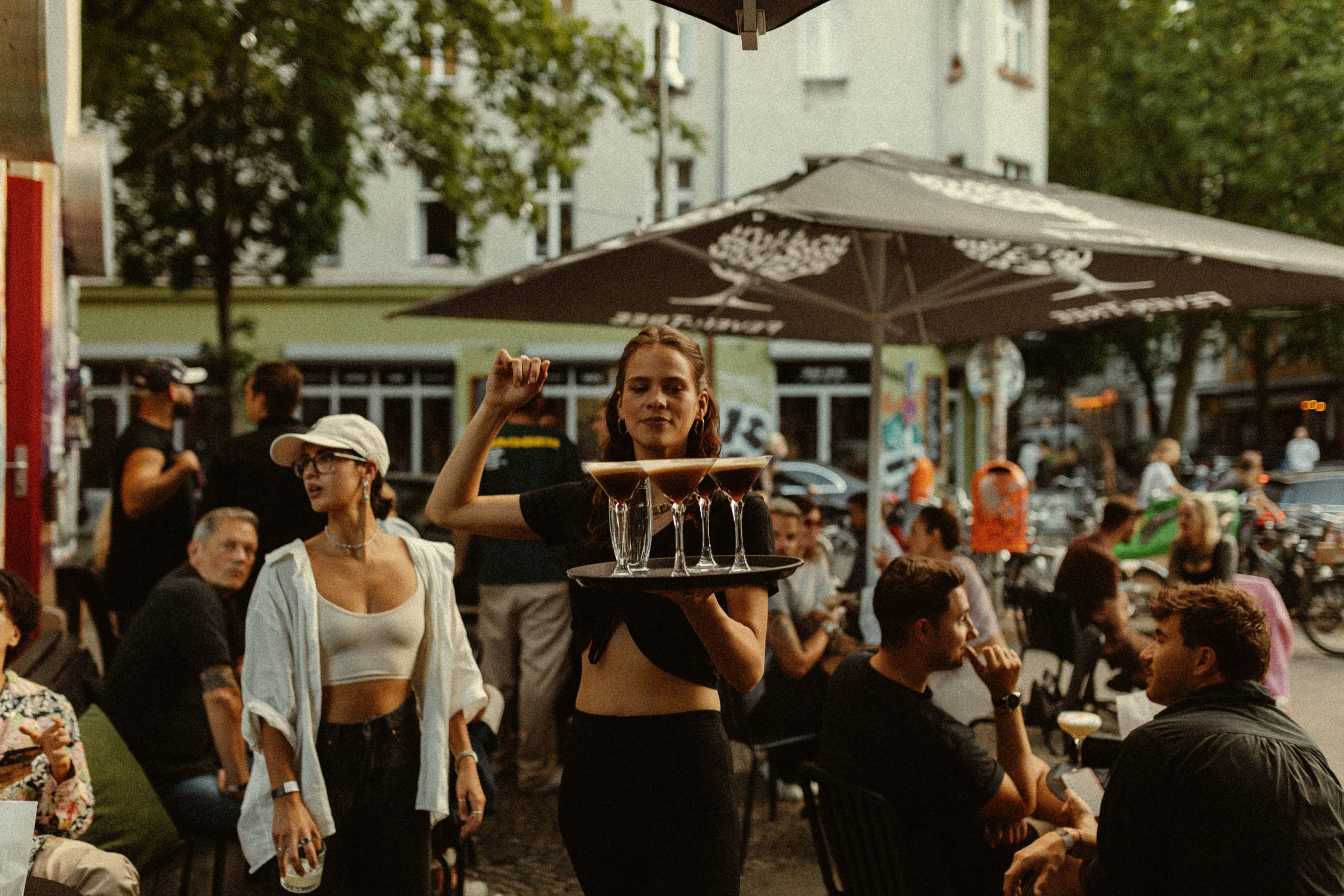 Bars in Kreuzberg können wie das Kante an der Skalitzer Straße nicht nur Drinks sondern auch Food und Style.