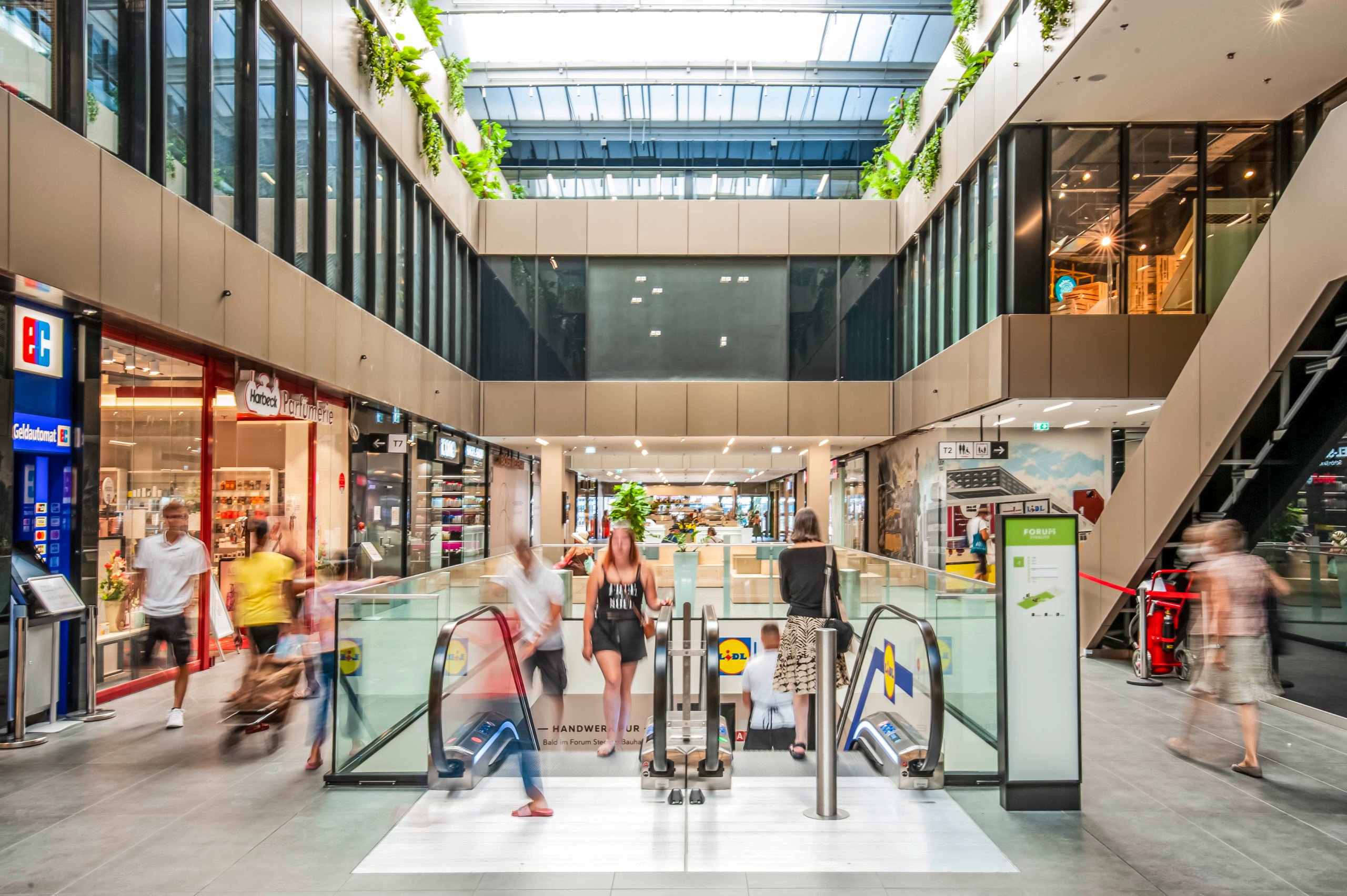 shoppen in Steglitz-Zehlendorf Das Forum Steglitz gibt es seit 1970. Im Jahr seiner Eröffnung war das Zentrum die erste Mall mit einem sogenannten Shop-in-Shop-System in Deutschland.