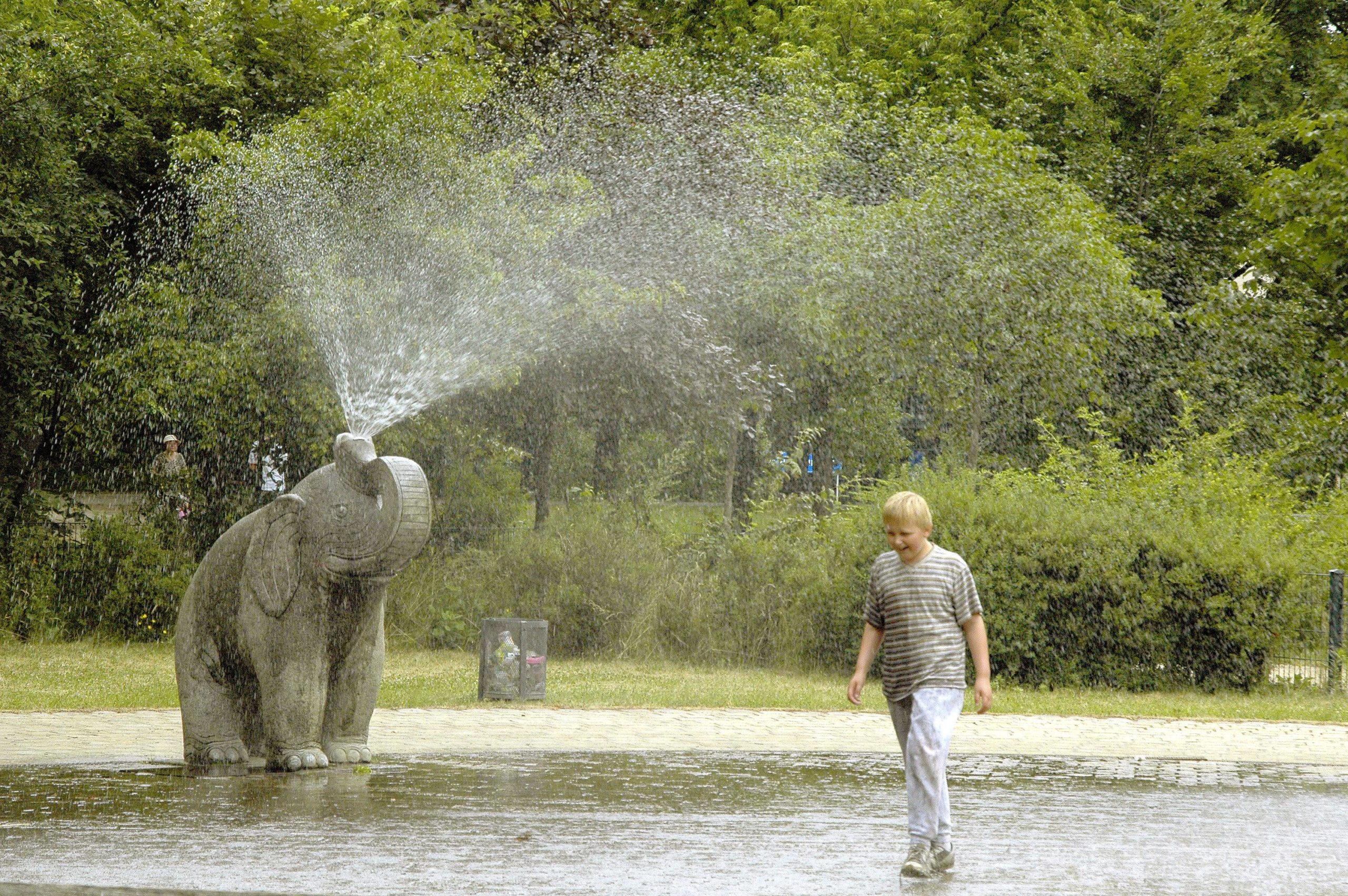Ausflug mit Kindern in Berlin Die Elefanten-Plansche im Volkspark Friedrichshain ist ein Highlight für Kinder.