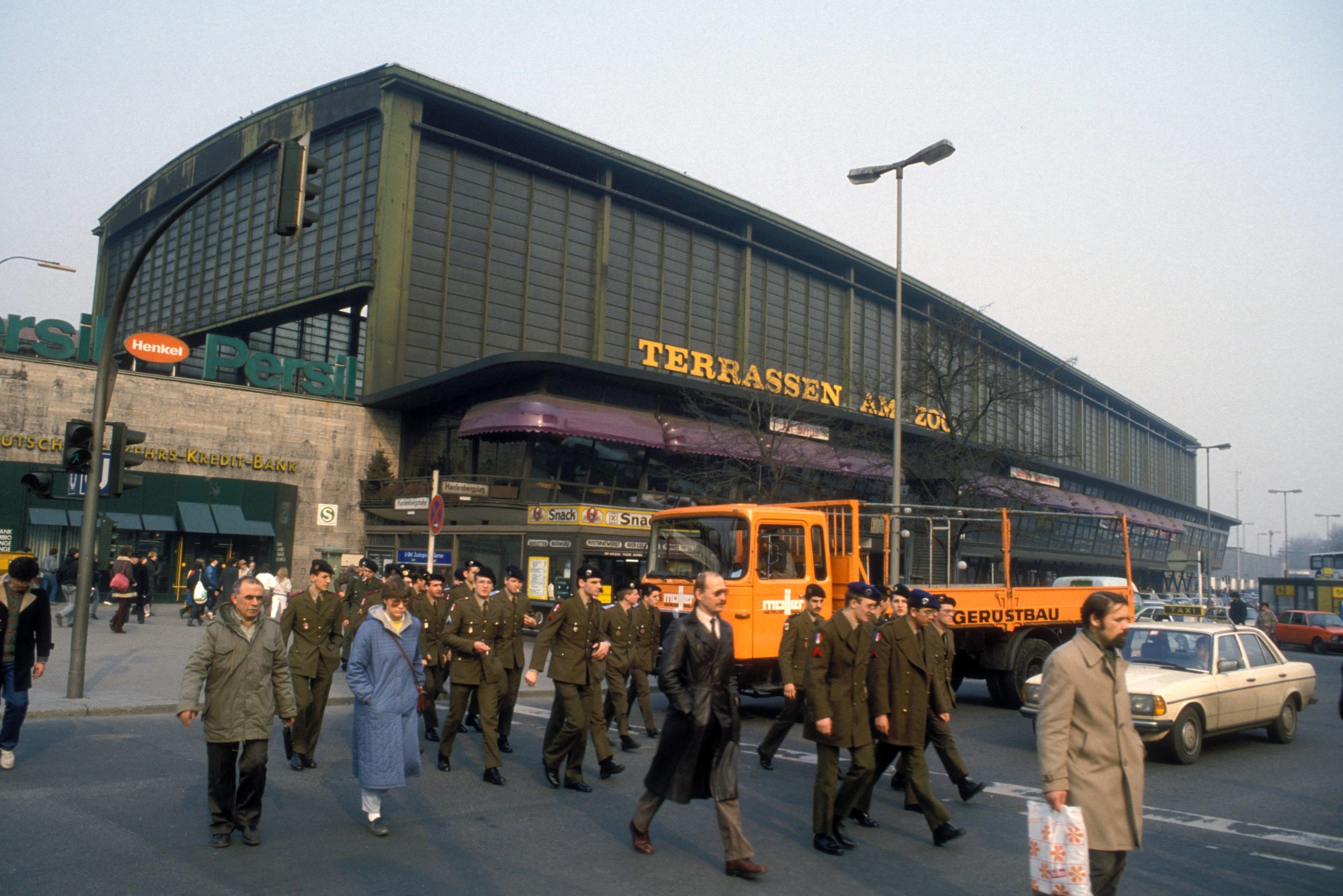 Bahnhöfe in Berlin: Französische Soldaten am Bahnhof Zoo, der britischen Besatzungszone. 