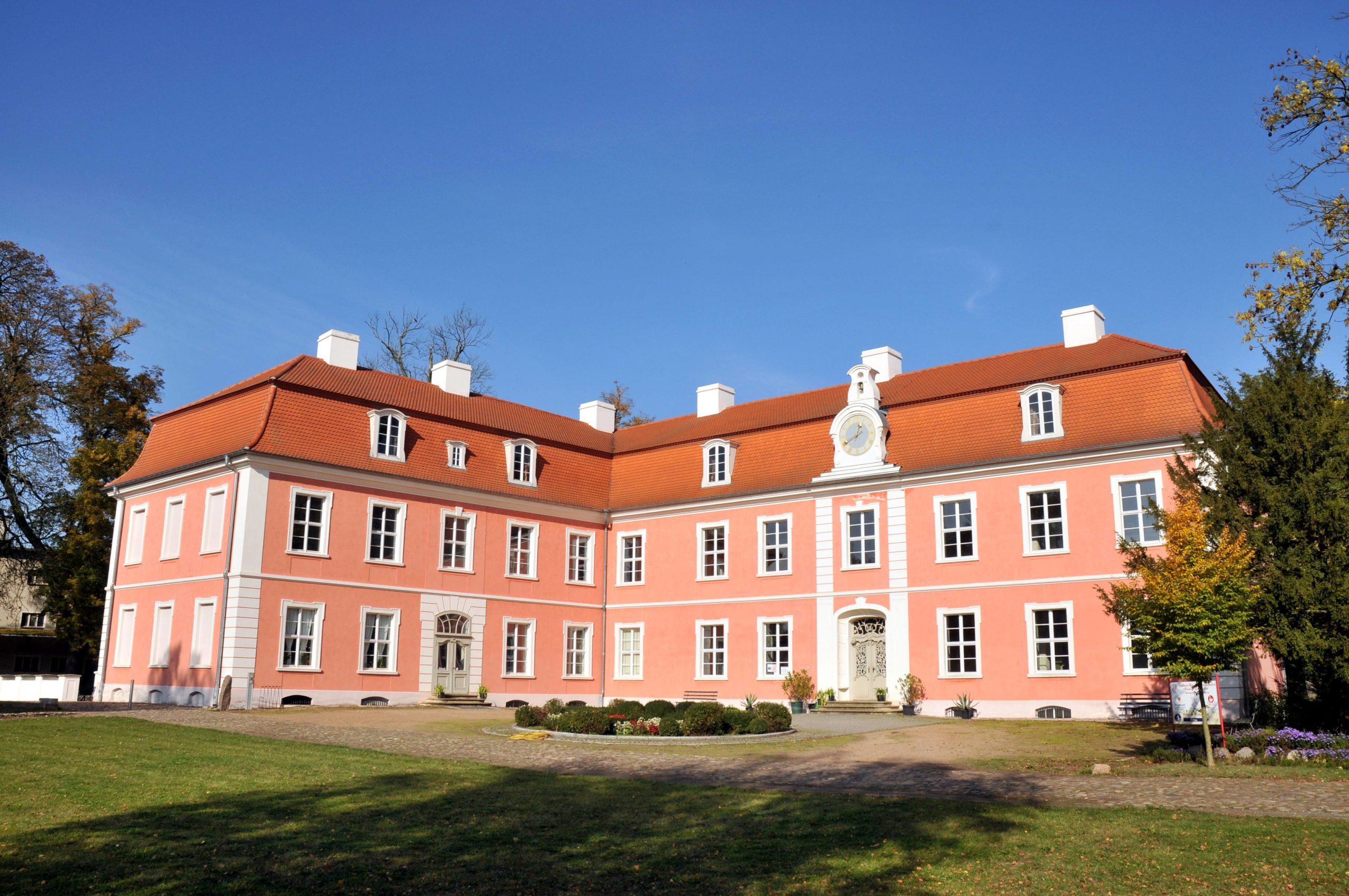 wandern in der Prignitz Zwischen Dannhof und Kreuzburg passieren Wanderer das Schlossmuseum Wolfshagen.