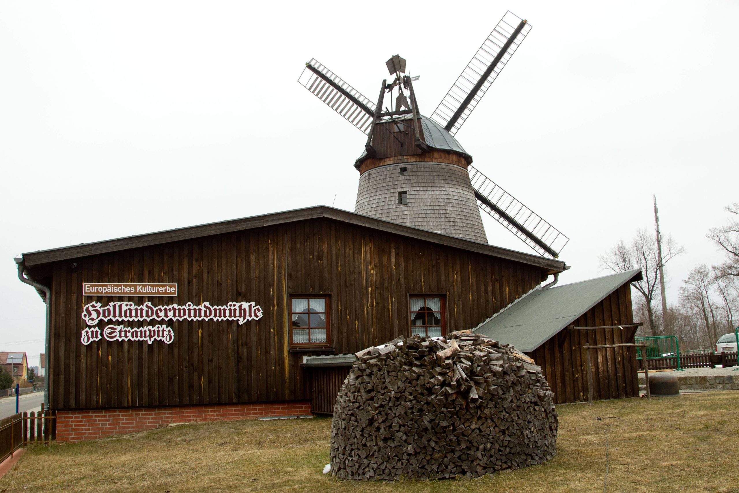 Brandenburgs Südosten Wer sich für historische Technik interessiert und feines Leinöl zu schätzen weiß, sollte der Holländerwindmühle Straupitz einen Besuch abstatten.