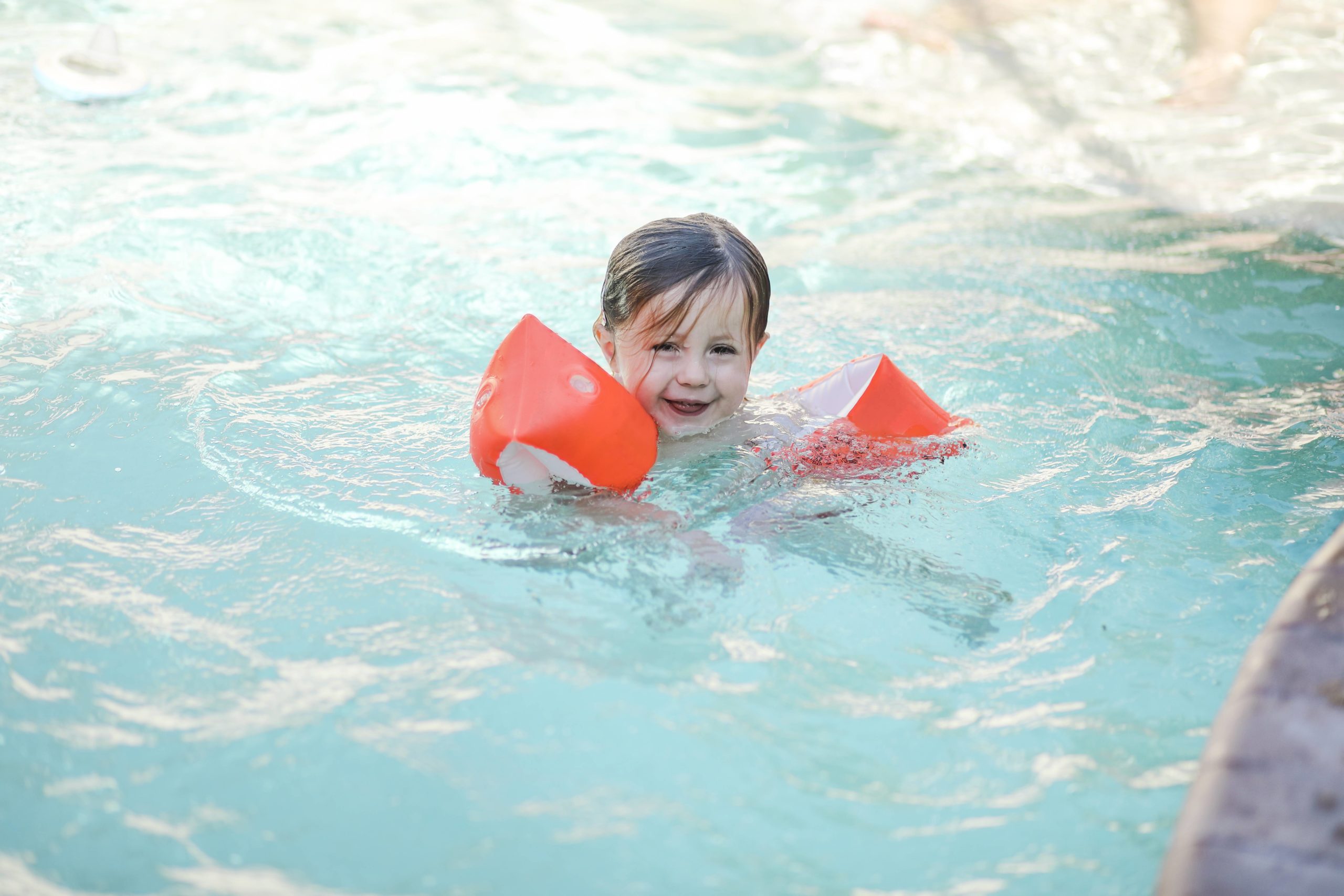 Tipps für Eltern mit Kindern von 0 bis 3 Jahren Schwimmen macht fit und macht Spaß: und das schon den Kleinsten.