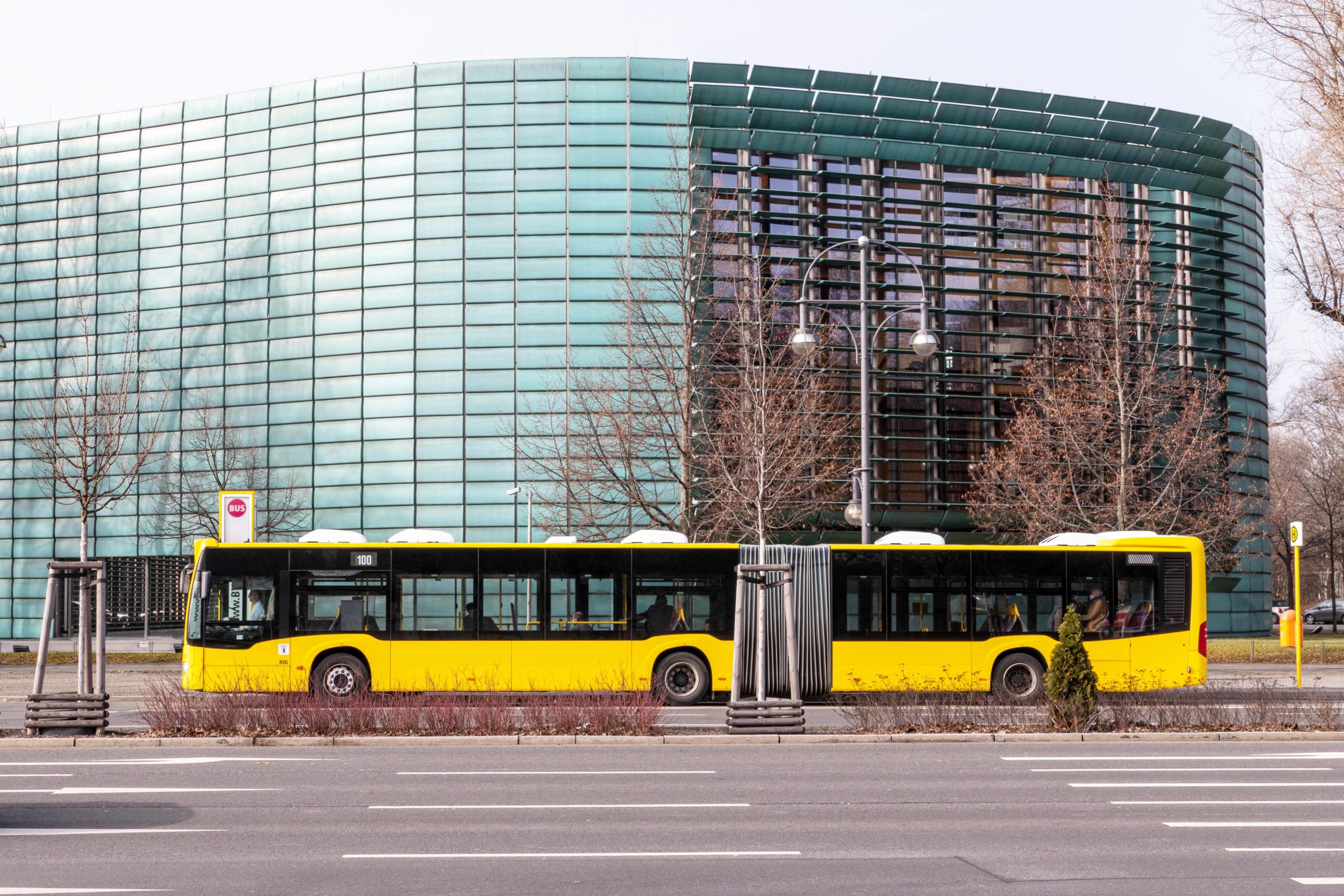 Ein Bus der Linie 100 vor den Nordischen Botschaften. Foto: Imago/Stefan Zeitz