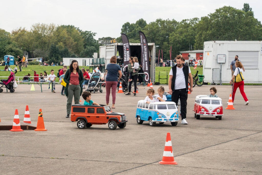 Innovative Elektromobilität auf dem Tempelhofer Feld. Innovative Elektromobilität auf dem Tempelhofer Feld. Elektrische Kinderautos, VW Bulli, *** Innovative electromobility at Tempelhofer Feld Innovative electromobility at Tempelhofer Feld Electric childrens cars, VW Bulli,