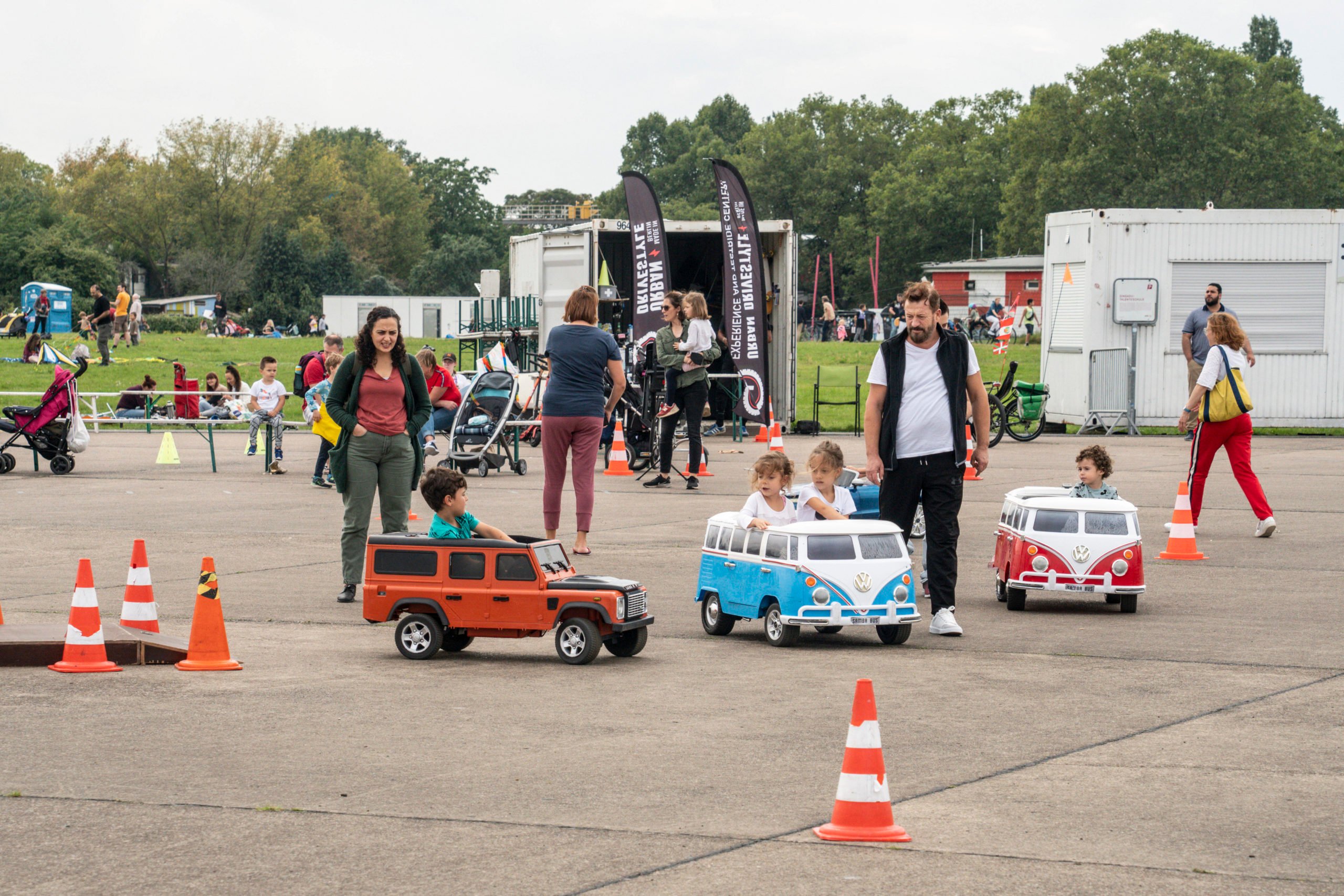 Ausflug mit Kindern in Berlin Unendliche Möglichkeiten: Auf dem Tempelhofer Feld lassen sich ganze Tage verbringen, ohne dass Langeweile aufkommt.