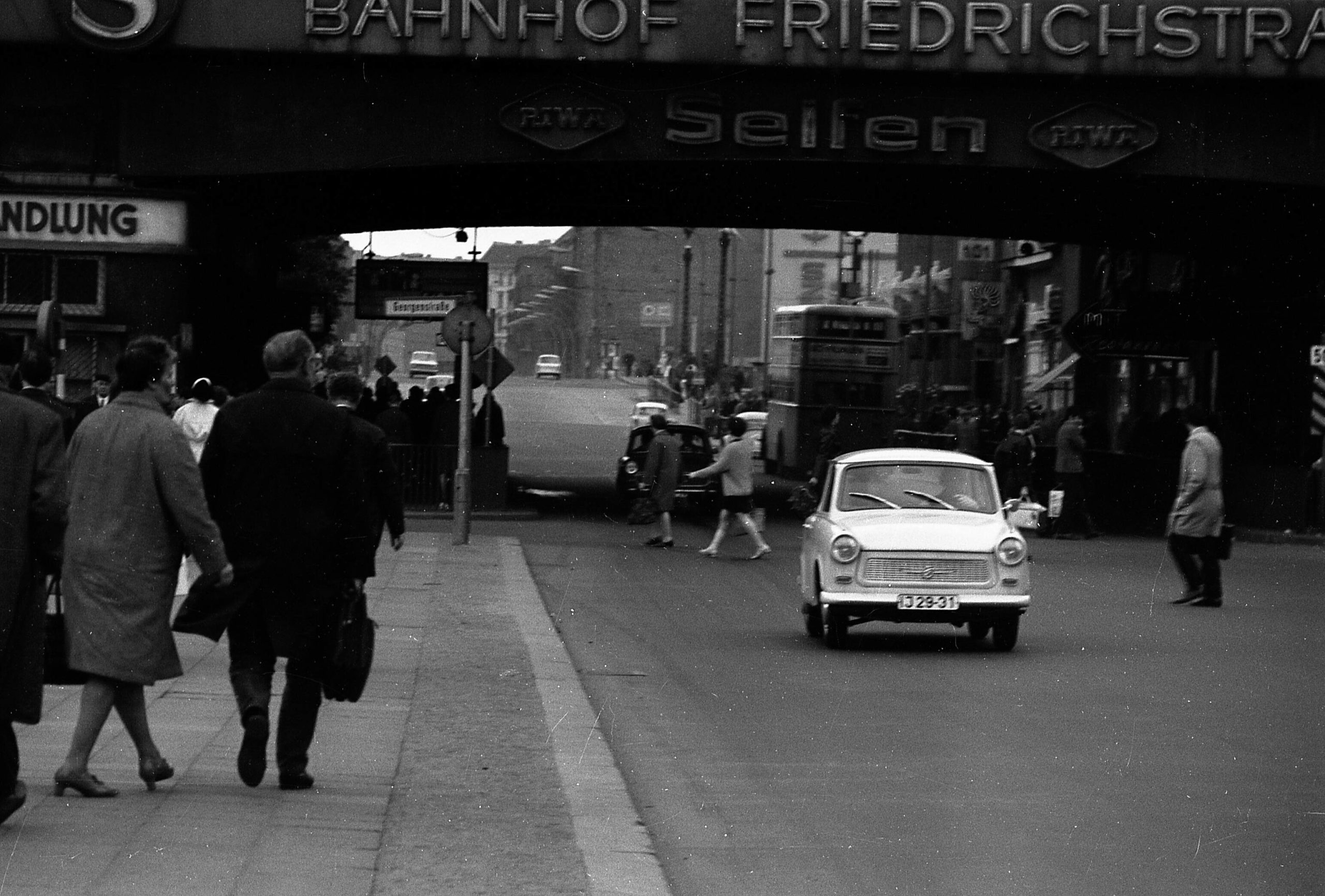 Bahnhöfe in Berlin: Von Nord nach Süd waren die Straßen an der Friedrichstraße immer offen.