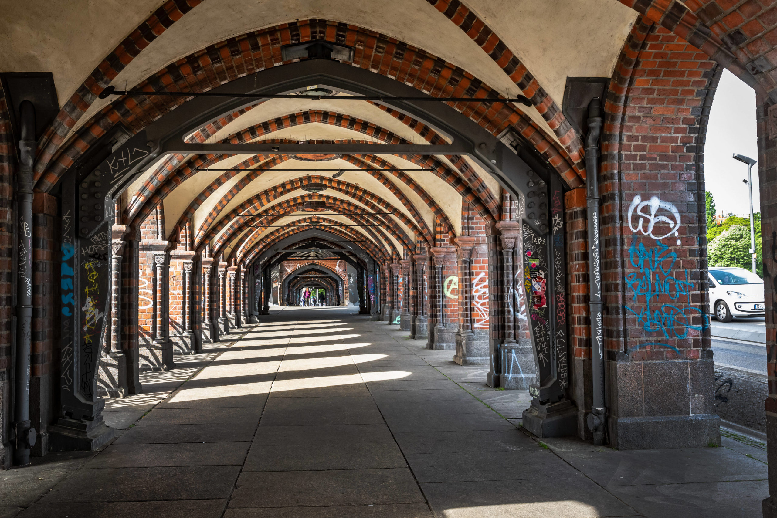Unser Architektur-Guide zeigt euch auch die Berliner Brücken. Hier zu sehen: die Oberbaumbrücke. Foto: Imago/Jürgen Ritter