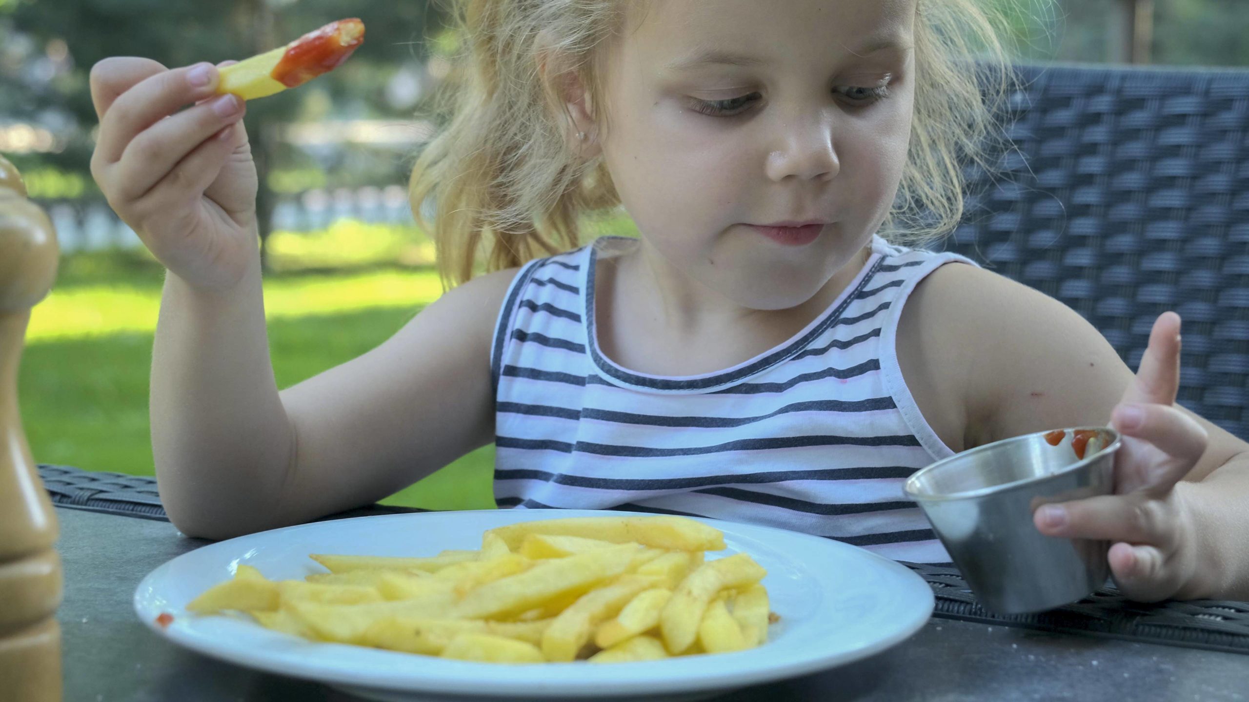 essen gehen mit Kindern in Berlin Auf der Restaurantterrasse des Krokodil können Kinder nach dem Essen spielen. Und in wenigen Schritten ist man am eigenen, kleinen Sandstrand des Restaurants.