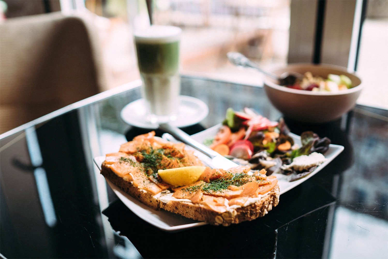 Kein Lachs, sondern ein Karottenprodukt: vegane Stulle im No milk today. Foto: Eric Mirbach