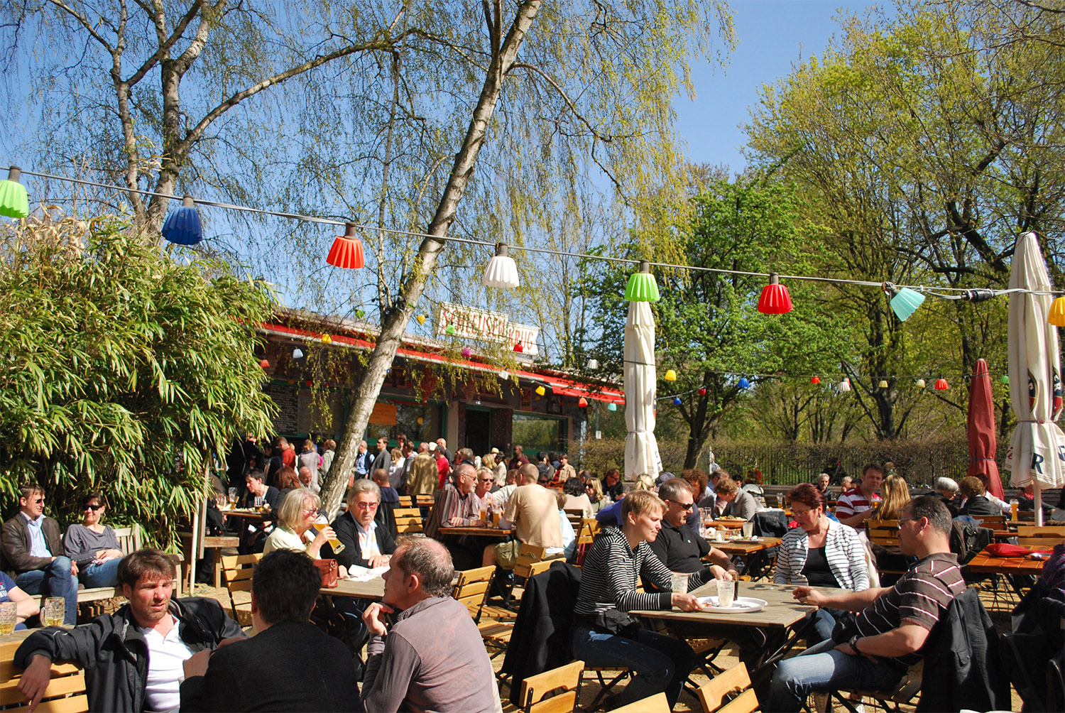Gartenrestaurants in Berlin Im Biergarten Schleusenkrug mitten im Tiergarten kann man anstoßen und aus der wechselnden Wochenkarte wählen.