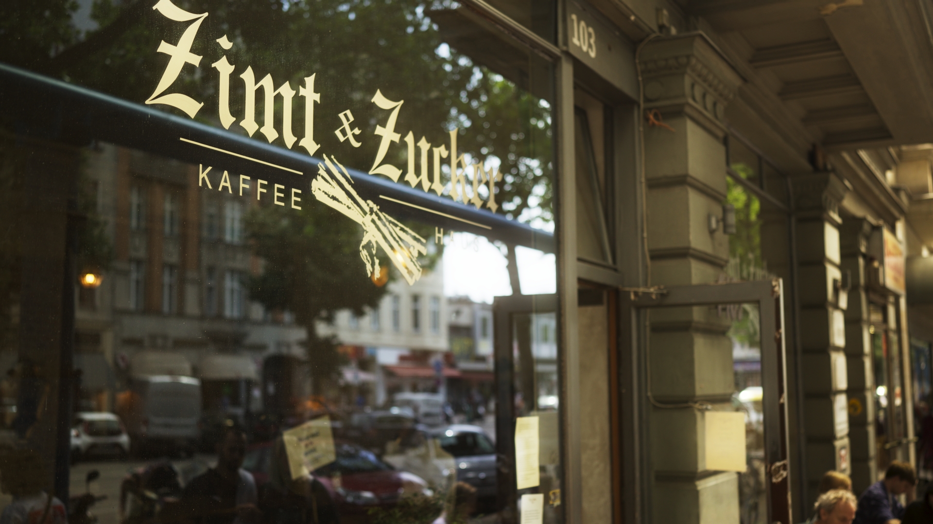 An der Potsdamer Straße gelegen vereint das Kaffeehaus Jugendstil, frischen Geist, Tradition und Berlin Chic. Foto: Zimt & Zucker