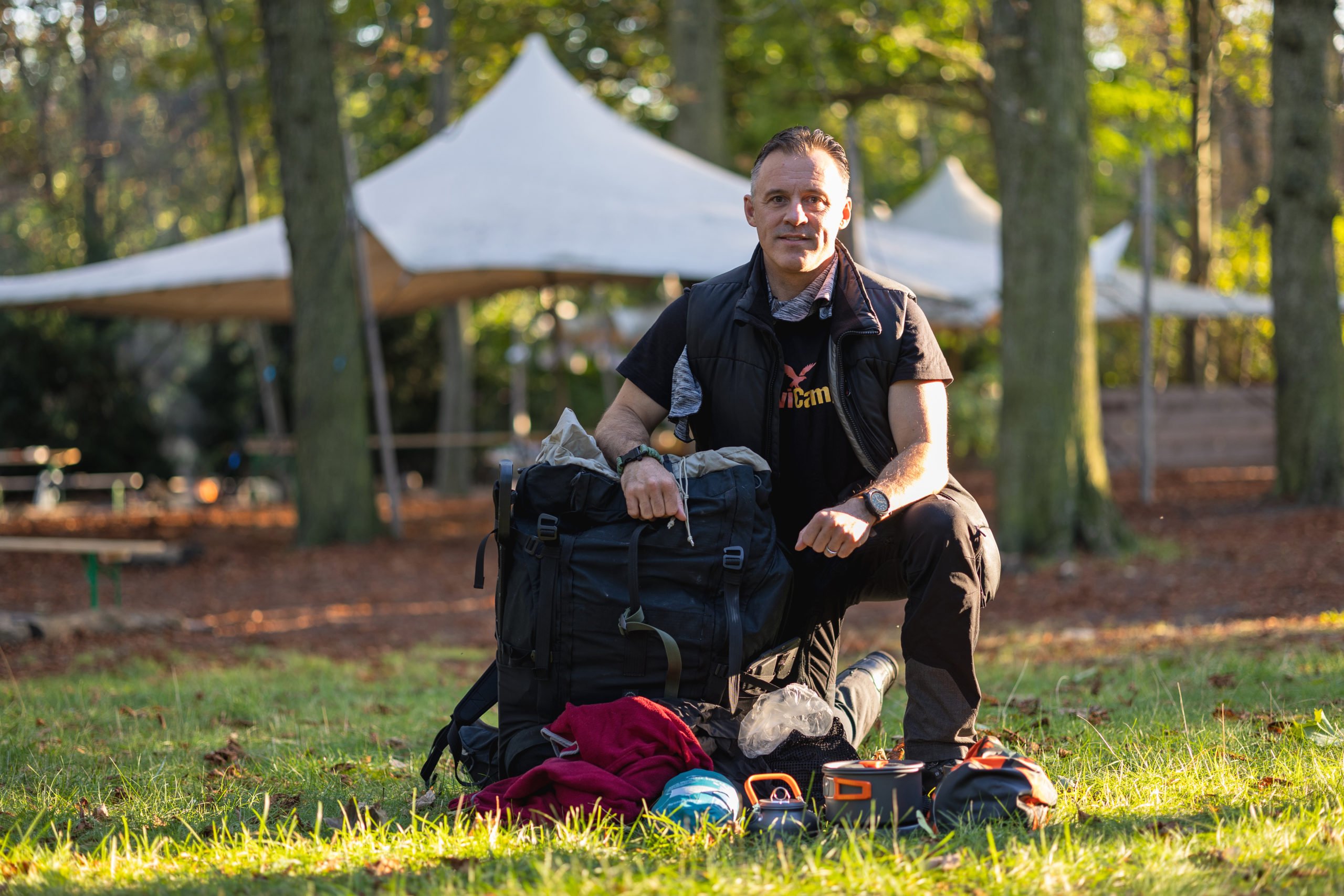 Daniel Schäfer ist Survival-Trainer und Mitautor des Ratgebers „Überlebenshandbuch“. Prepper mit politisch heiklen Ansichten nennt er „Subjekte, die gesellschaftliche Krisenvorsorge in den Medien in Verruf gebracht haben“.  Foto: Jana Vollmer