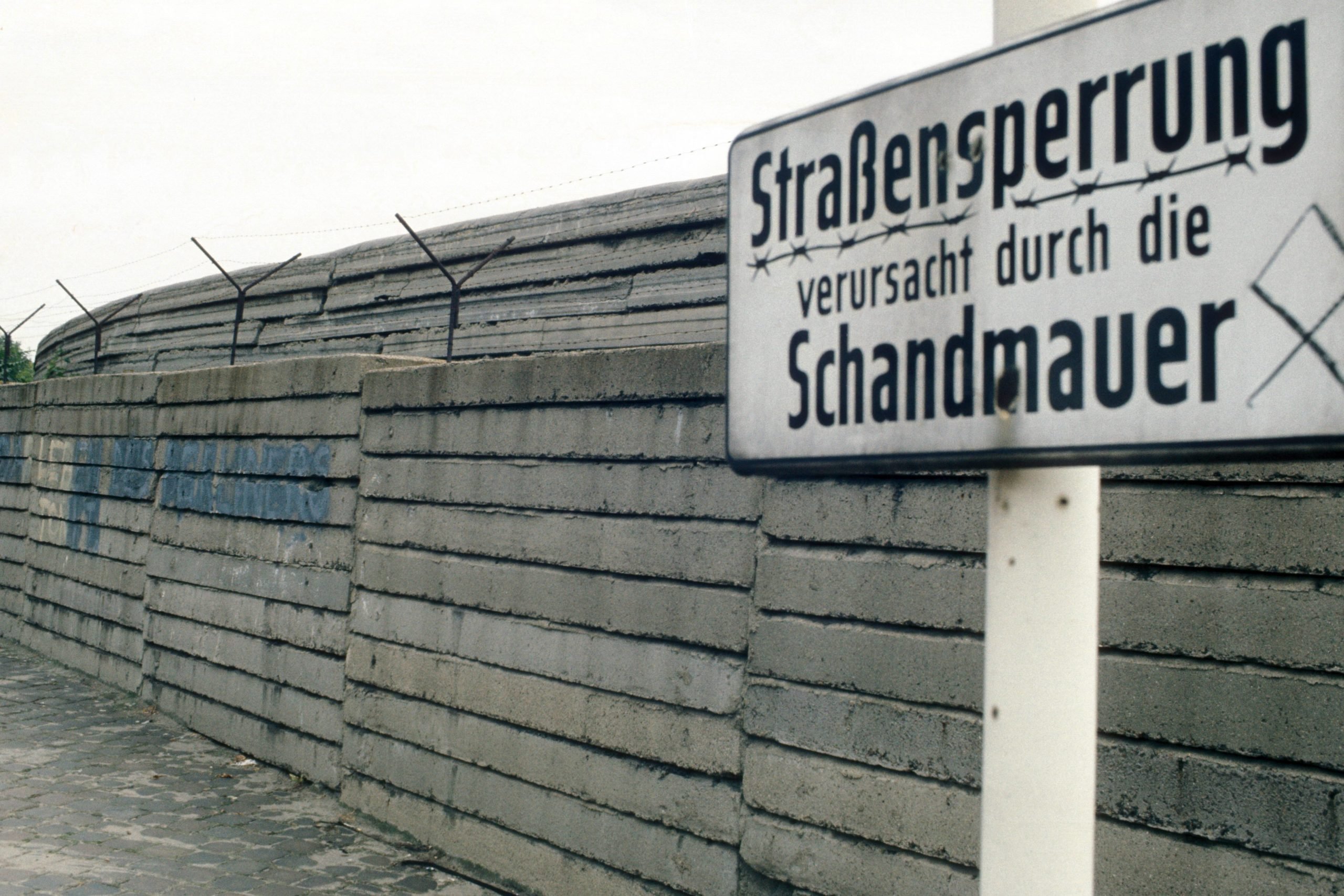 "Straßensperrung verursacht durch die Schandmauer", wer das Schild wohl aufgestellt hat? Foto: Imago/Sven Simon