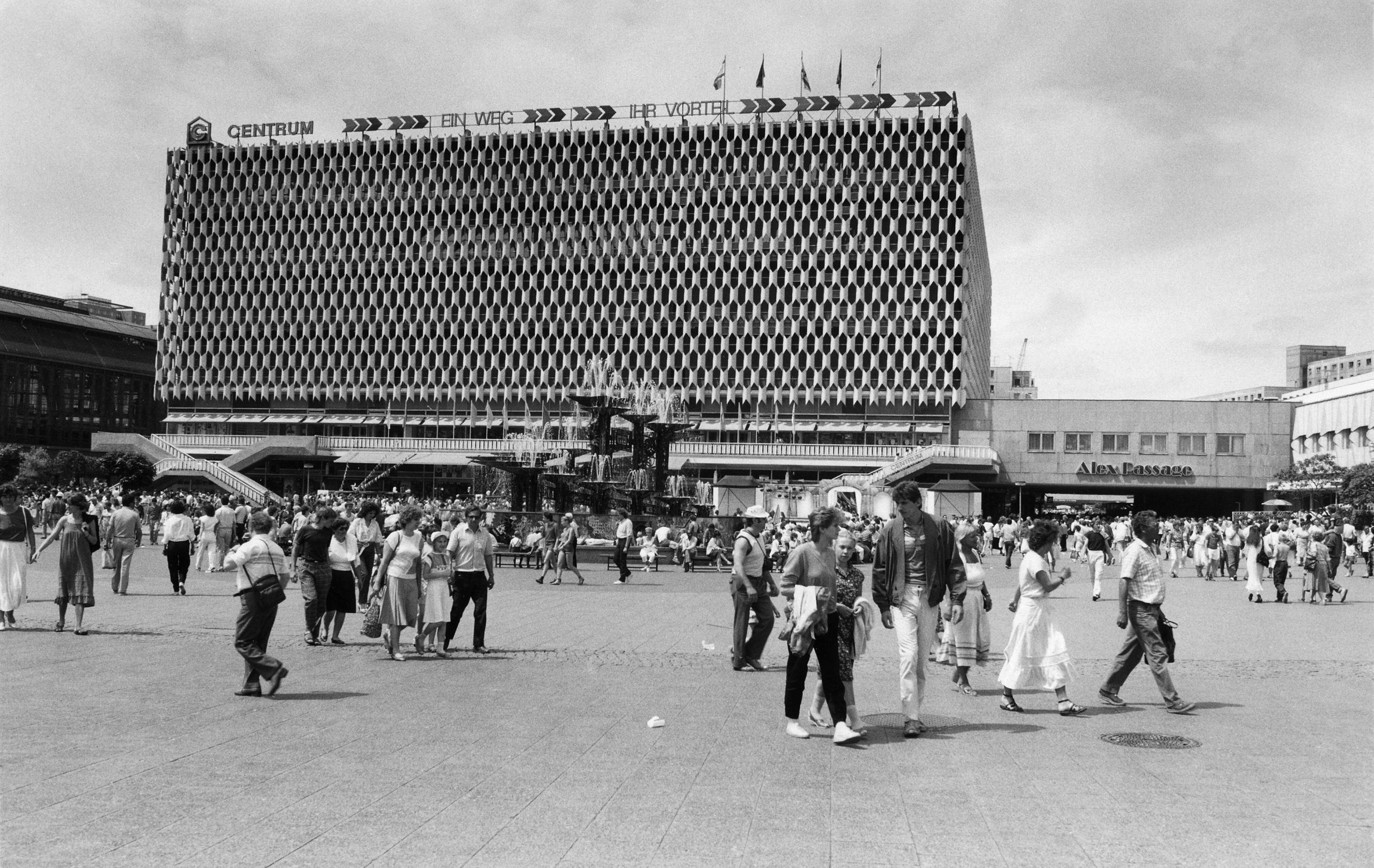 Das Kaufhaus Centrum am Alexanderplatz, Sommer 1987. Foto: Imago/Jürgen Ritter