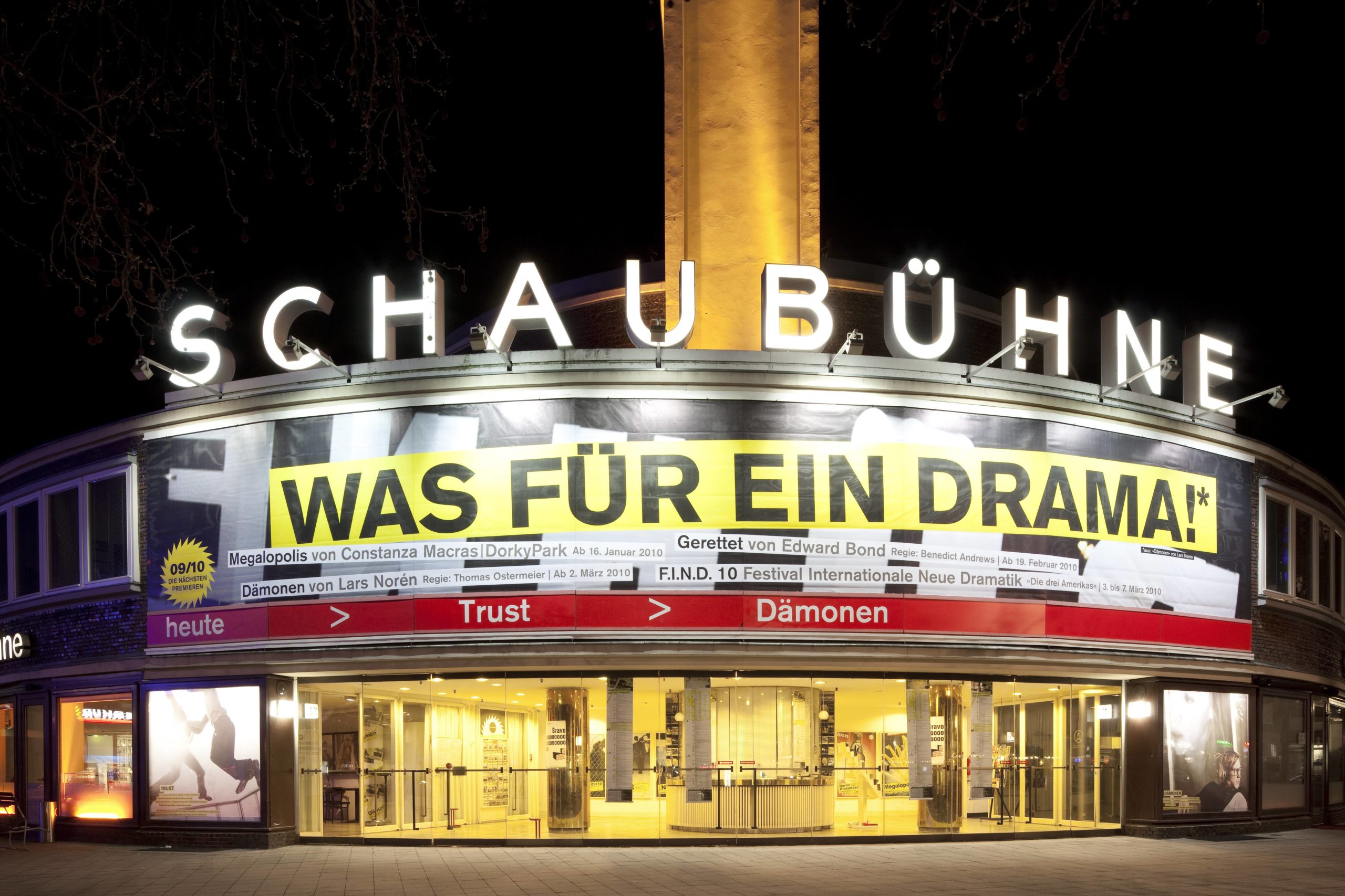 Die Schaubühne am Lehniner Platz erstrahlt im nächtlichen Neonglanz. Copyright: Imago/Imagebroker