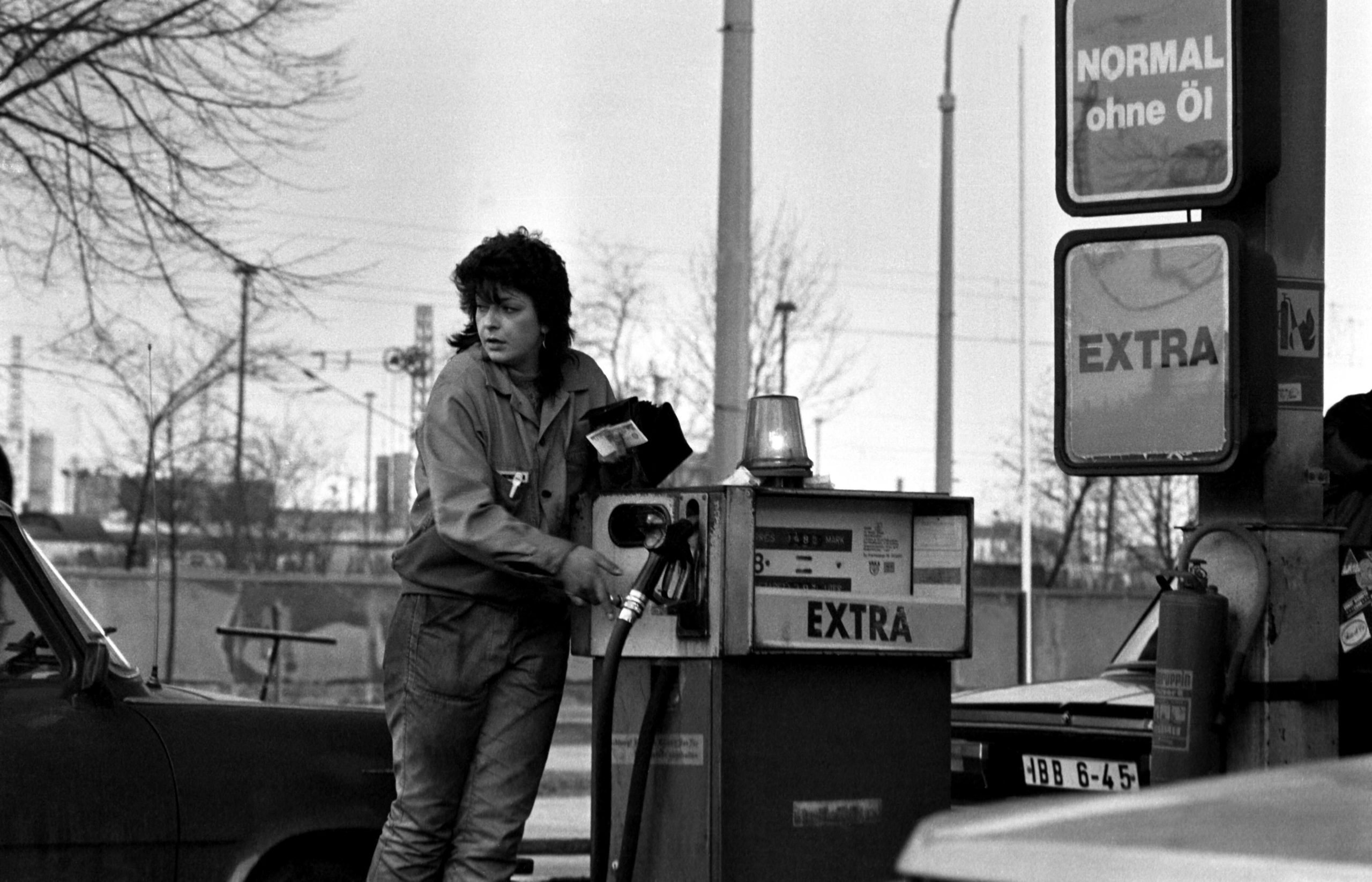 Tankwärtin an einer Minol Tankstelle, 1987. Foto: Imago/Christian Thiel
