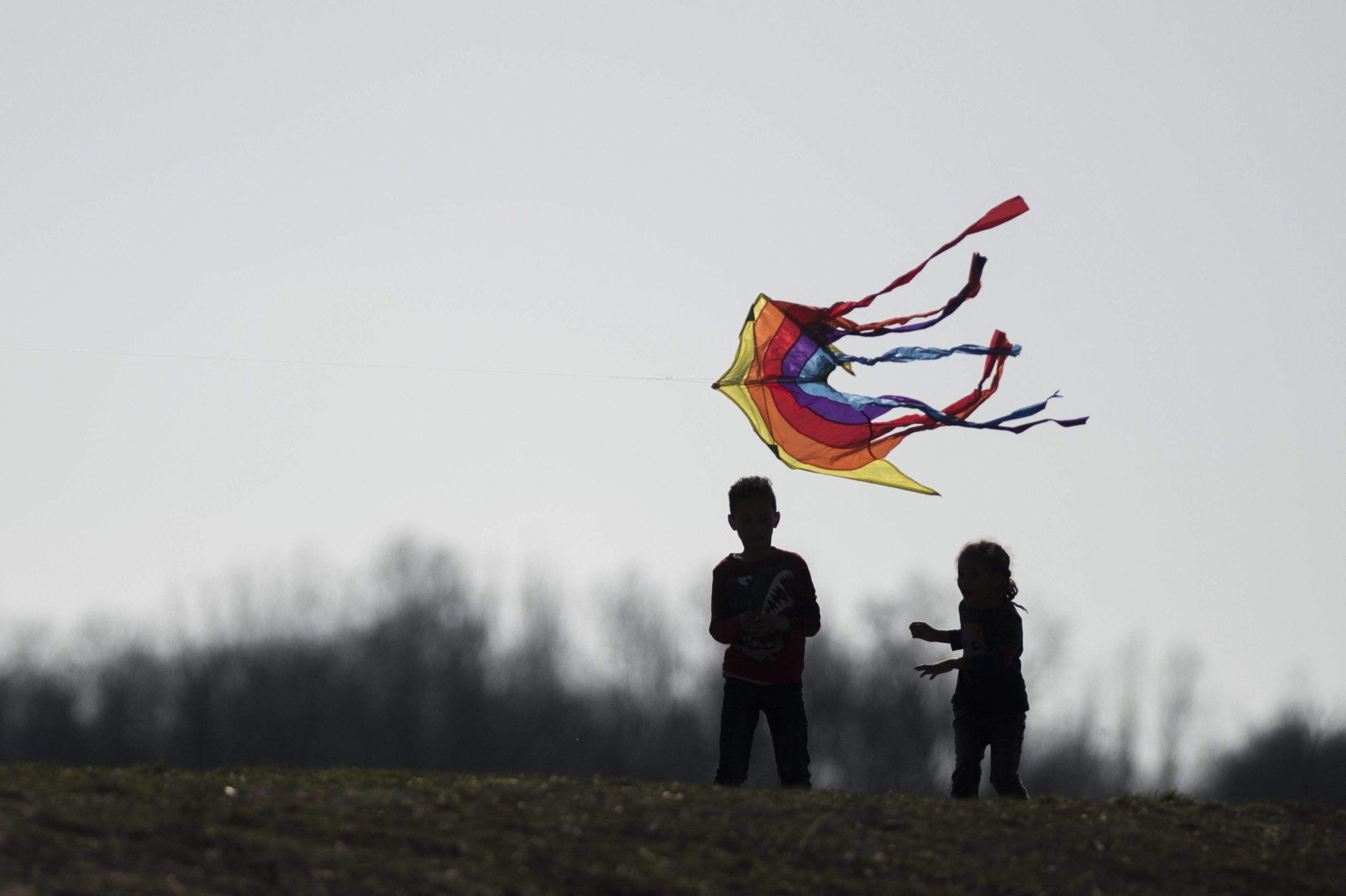 Kinder lassen einen Drachen steigen auf dem Berliner Drachenberg. Foto: Imago/Photothek.net/Florian Gaertner
