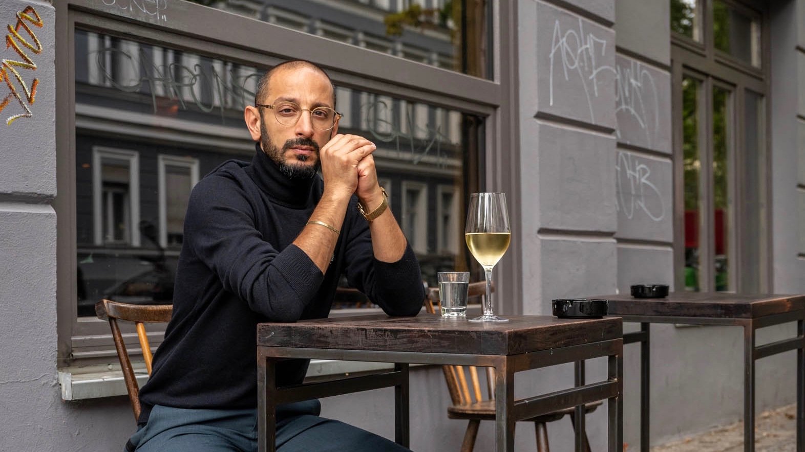 Behzad Kharim Khani vor dem Lugosi. Für uns blickt der Schriftsteller und Barbetreiber auf seine Zeit in Berlin zurück. Foto: F. Anthea Schaap