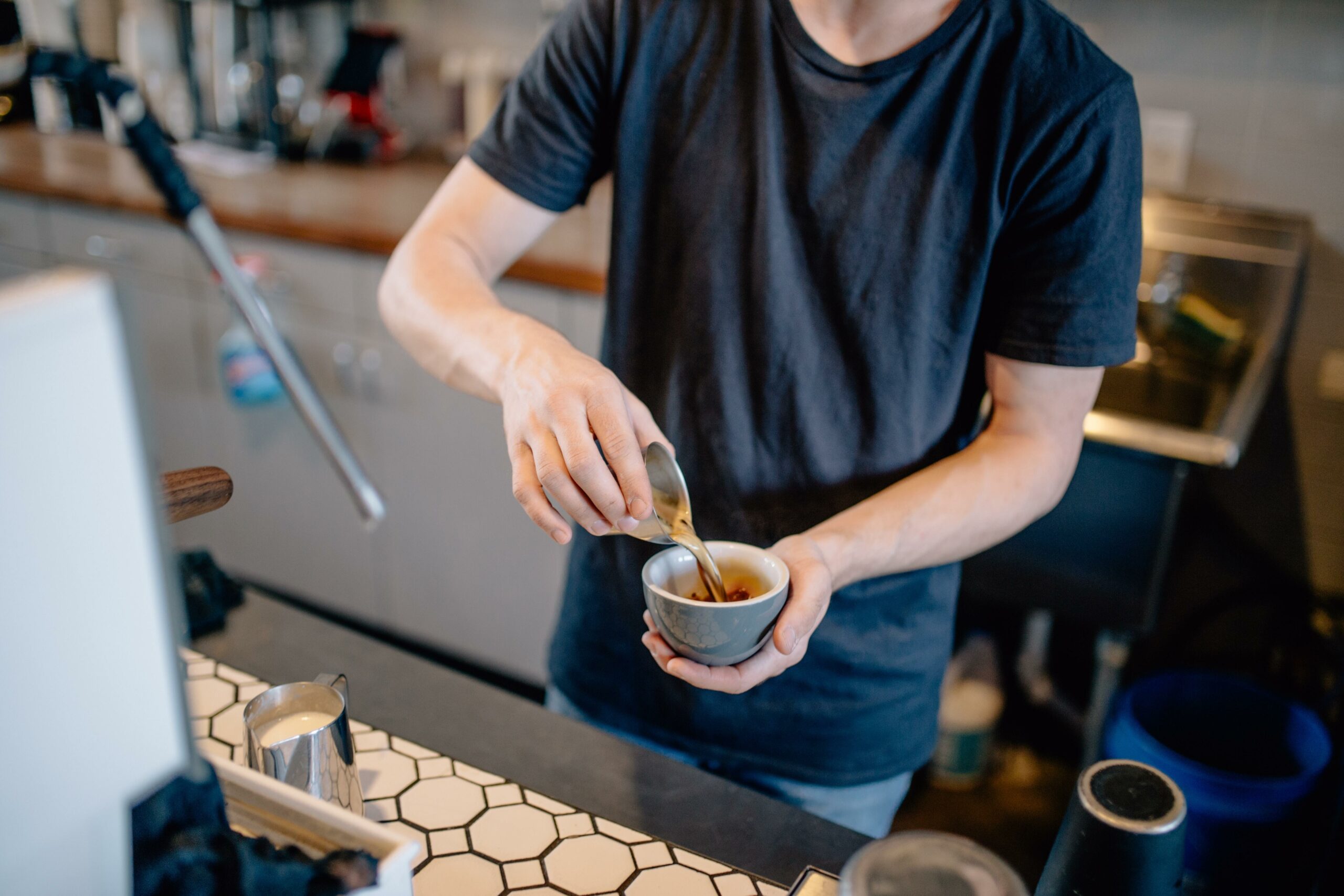 Kaffee kochen können alle? Der Job als Barista bringt viele an ihre Grenzen – und die Bedingungen sind nicht die besten. Foto: Unsplash/Ian Harber