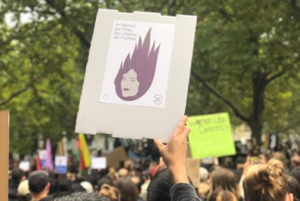 Brief an die Protestierenden im Iran, für die am 1. Oktober in Berlin rund 8.000 Teilnehmende auf die Straße gingen. Foto: Friederike Busch 