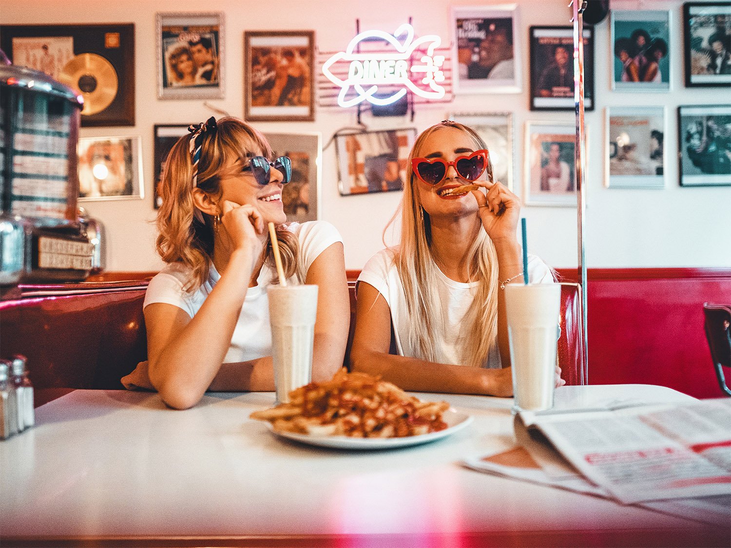 Amerikanisch Essen mit Milchshakes und Burgern im Route 66