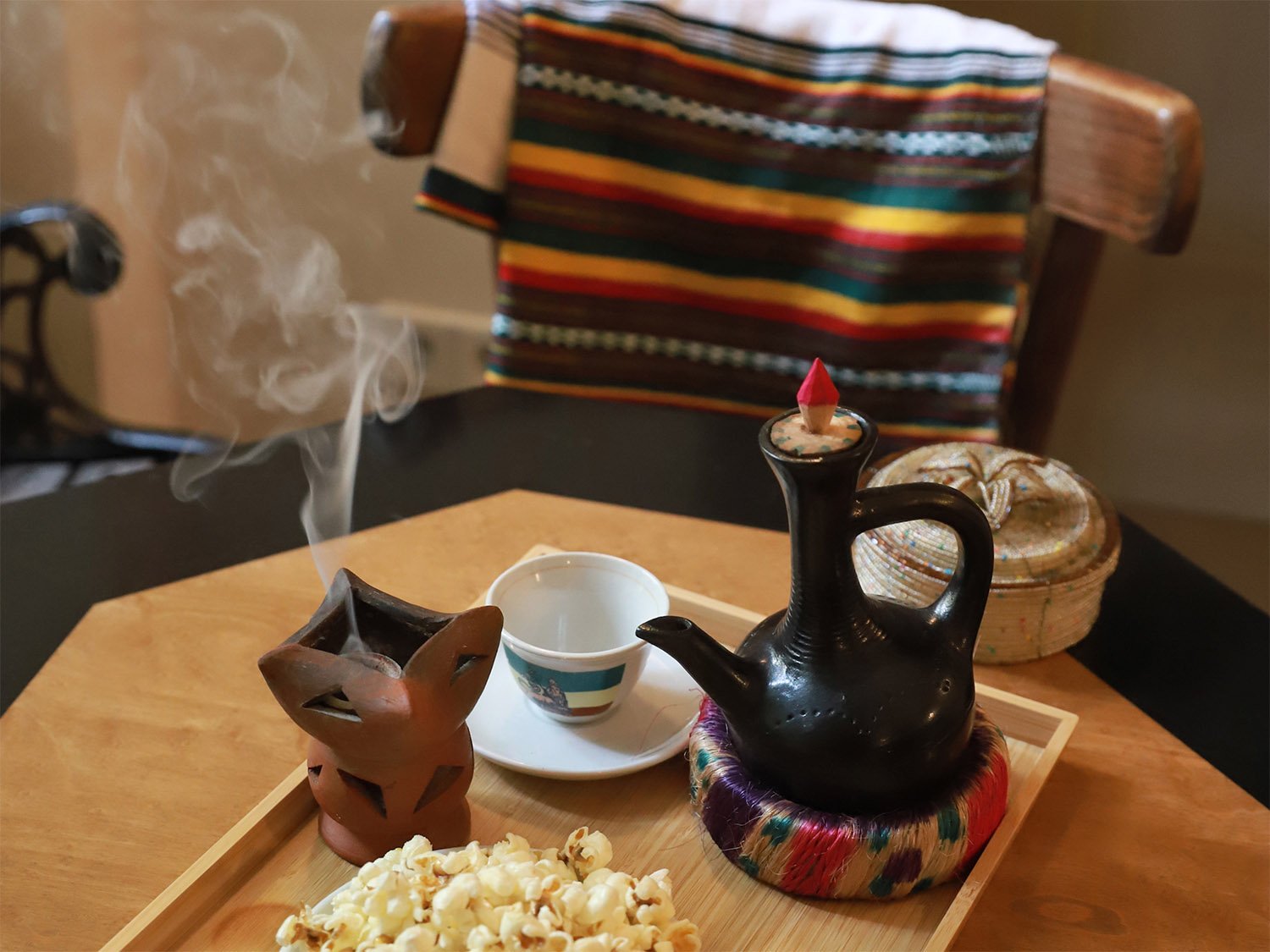 Traditionelle Kaffeezeremonie mit Weihrauch und Popcorn im Adot Kitchen