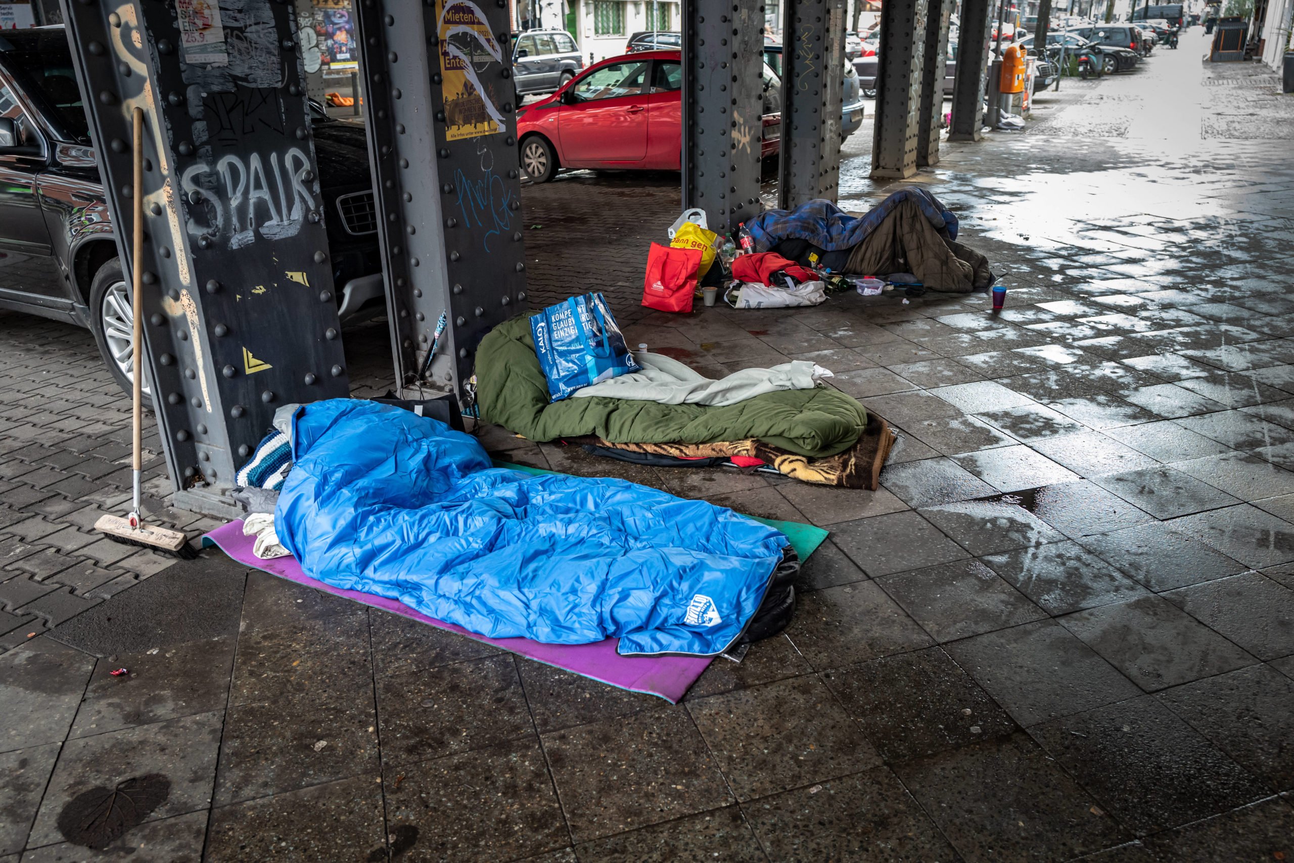 Ihr möchtet obdachlosen Menschen in Berlin helfen? Wir haben eine Übersicht erstellt, von Kälte- und Wärmebus über wichtige Telefonnummern bis zu Anlaufstellen. Foto: Imago/Jürgen Ritter