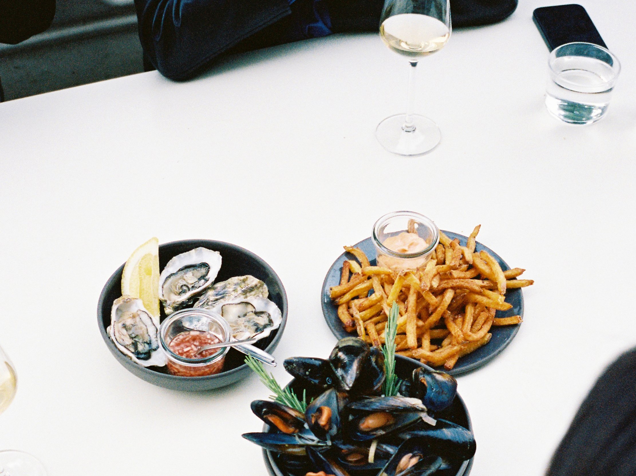 Moules Frites und Austern in der Rekorder Galerie.