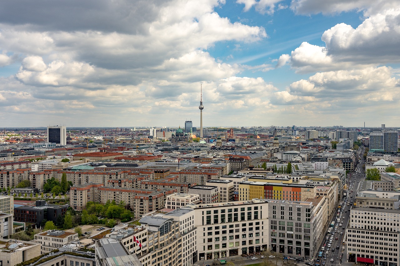 Bungalows in Berlin: Im dichten Ballungsgebiet von Städten werdet ihr sie nicht finden, stattdessen aber am Stadtrand. Foto: Pixabay/Thomas Wolter