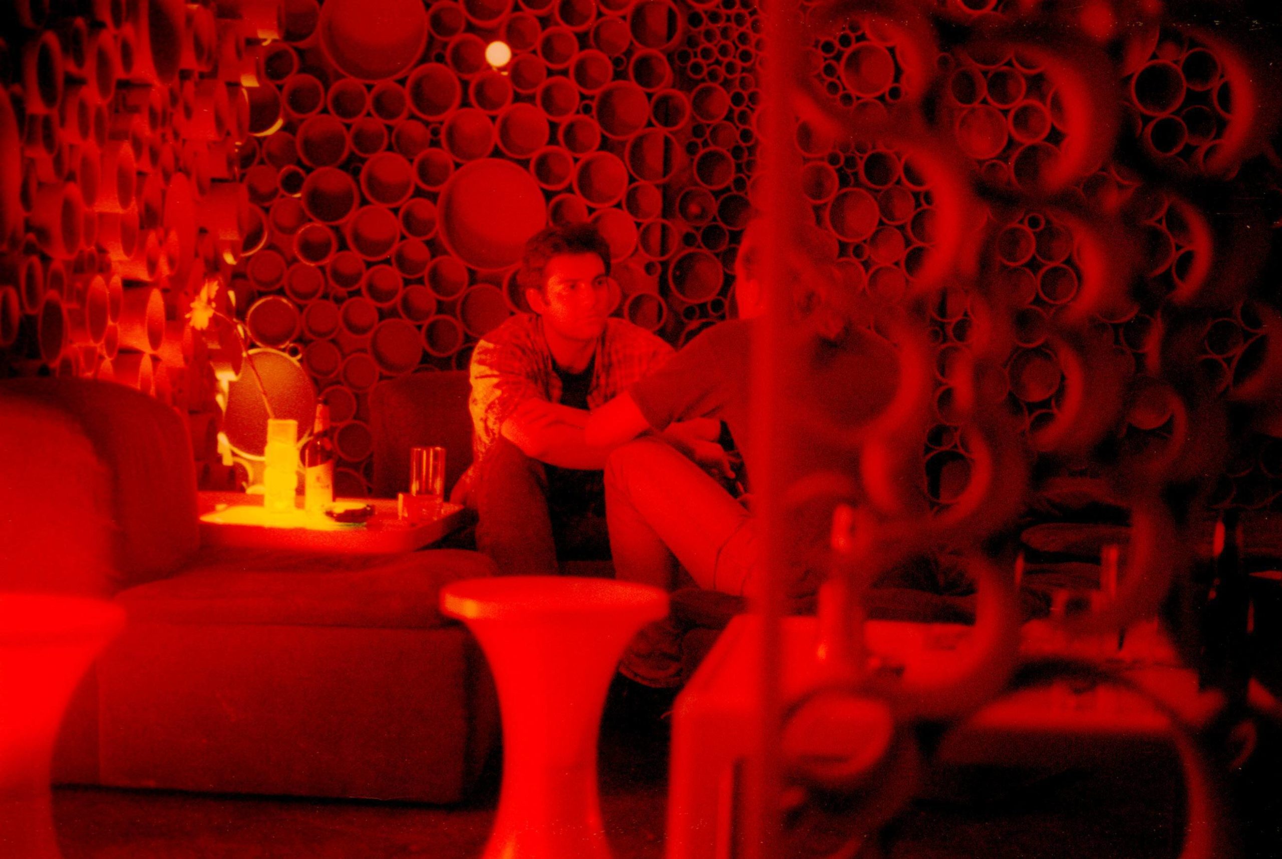 Das Habermeyer in Friedrichshain, eine Bar in rot und retro, 2001. Foto: Imago/David Heerde