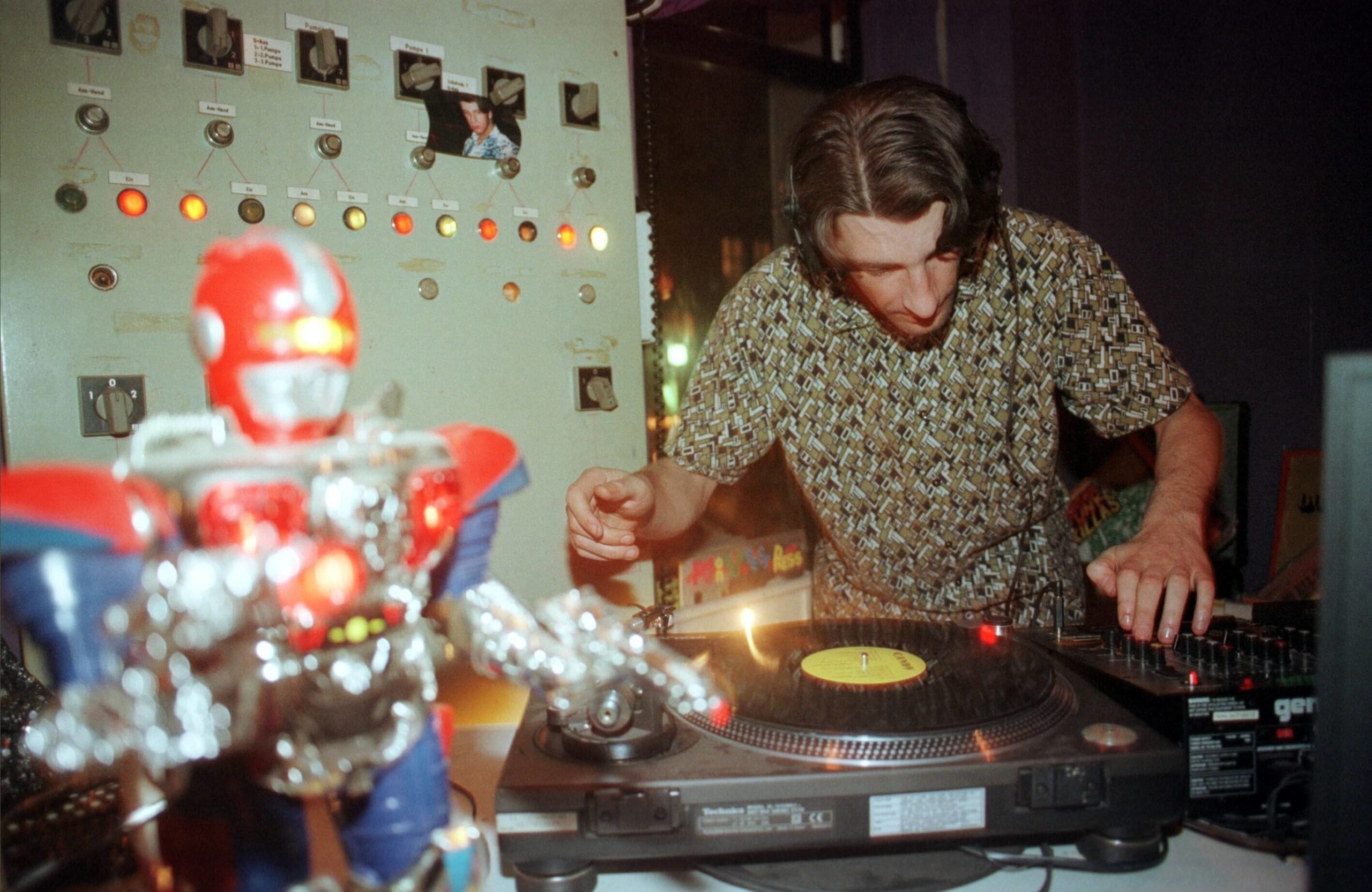 DJ Karel Duba an den Plattenspielern in der Astro Bar, 1999. Foto: Imago/POP-EYE/Morlok
