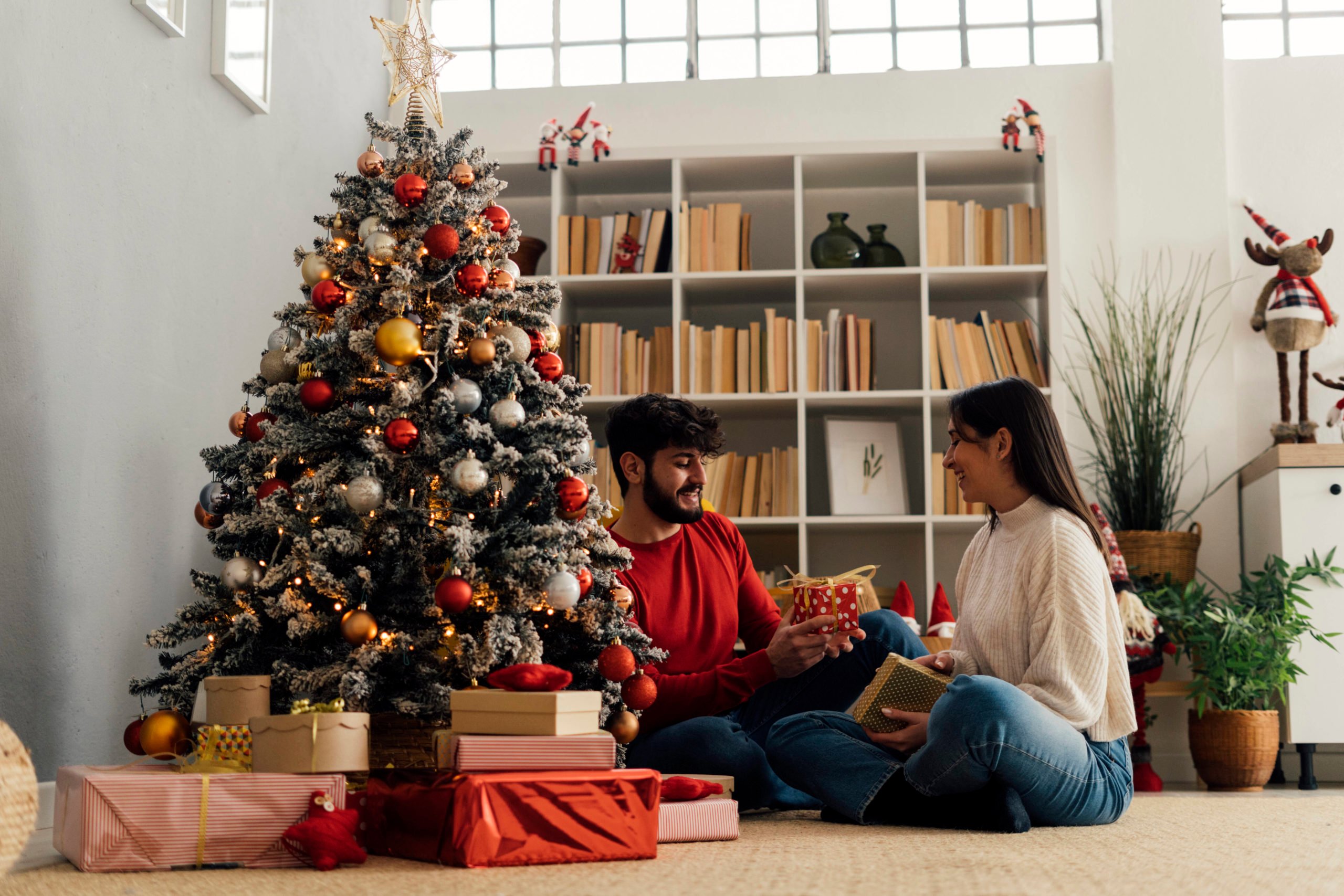 Geschenke zu Weihnachten: Wir haben einige Tipps, was ihr euren Liebsten unter den Weihnachtsbaum legen könnt. Foto: Imago/Westend61
