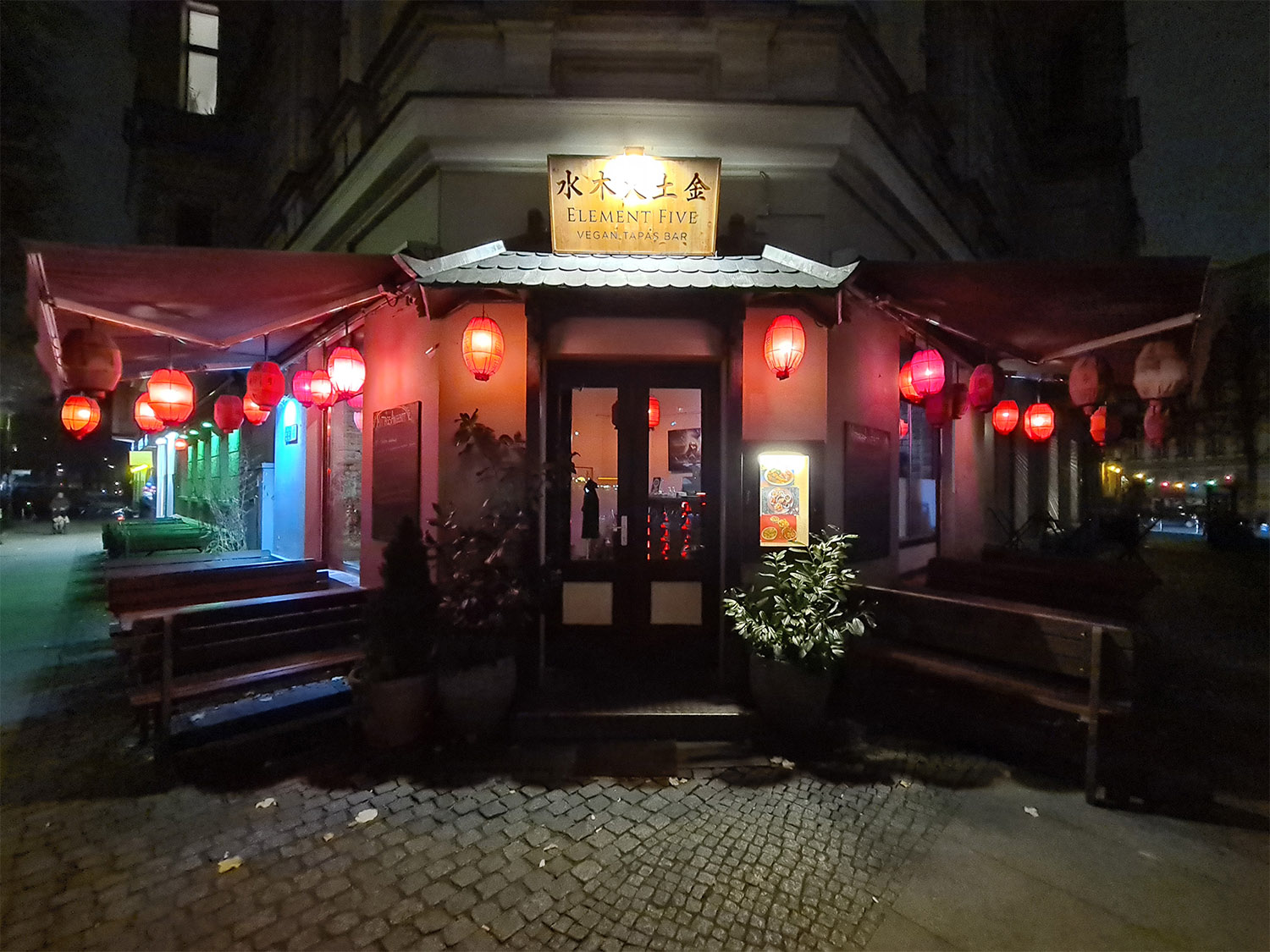 Das Element Five gehört zu den besten veganen asiatischen Restaurants in Berlin.