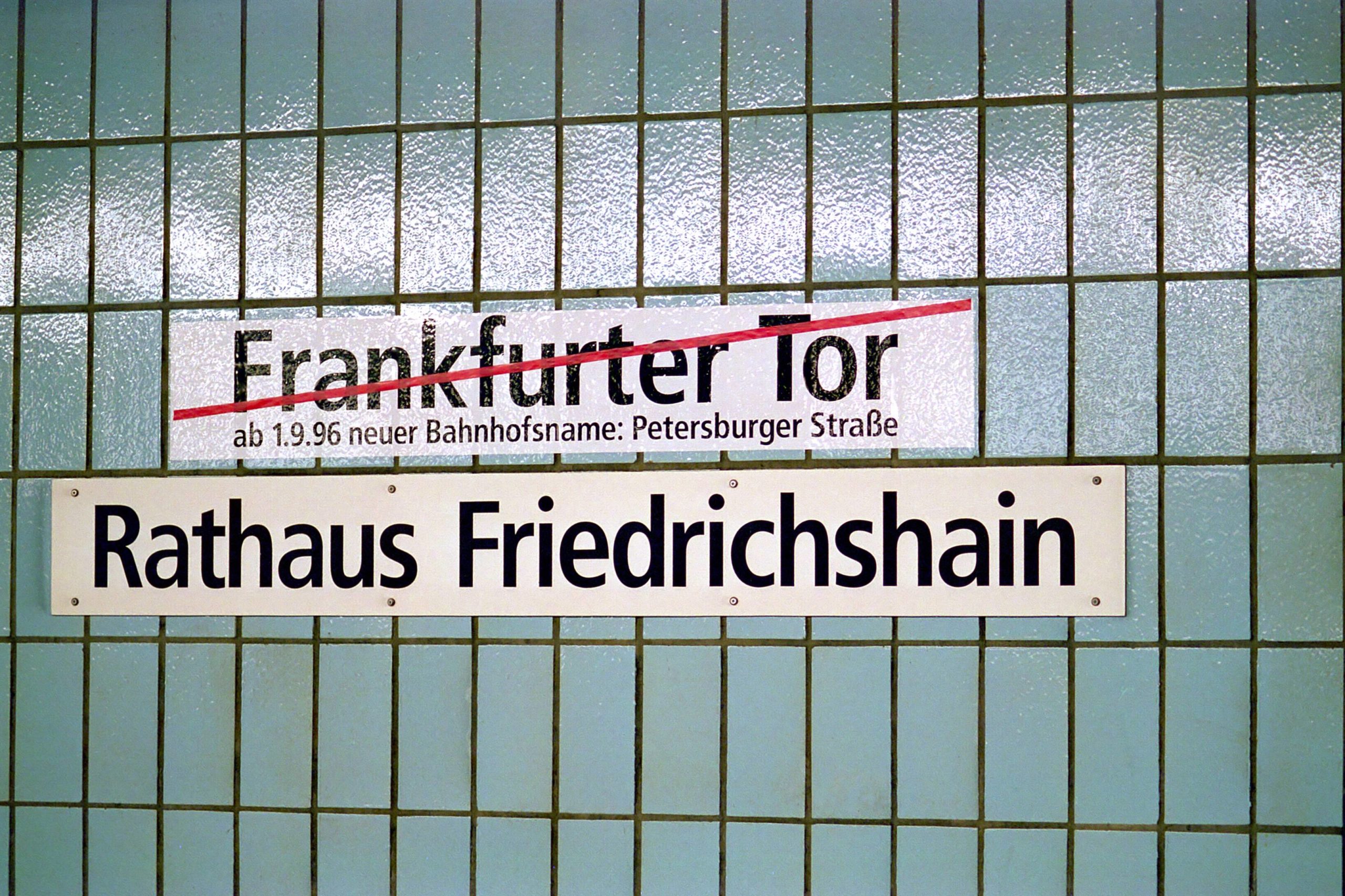 Immer wieder umbenanntes Frankfurter Tor, hier der Stand im Jahr 1996. Foto: imago/Rüttimann