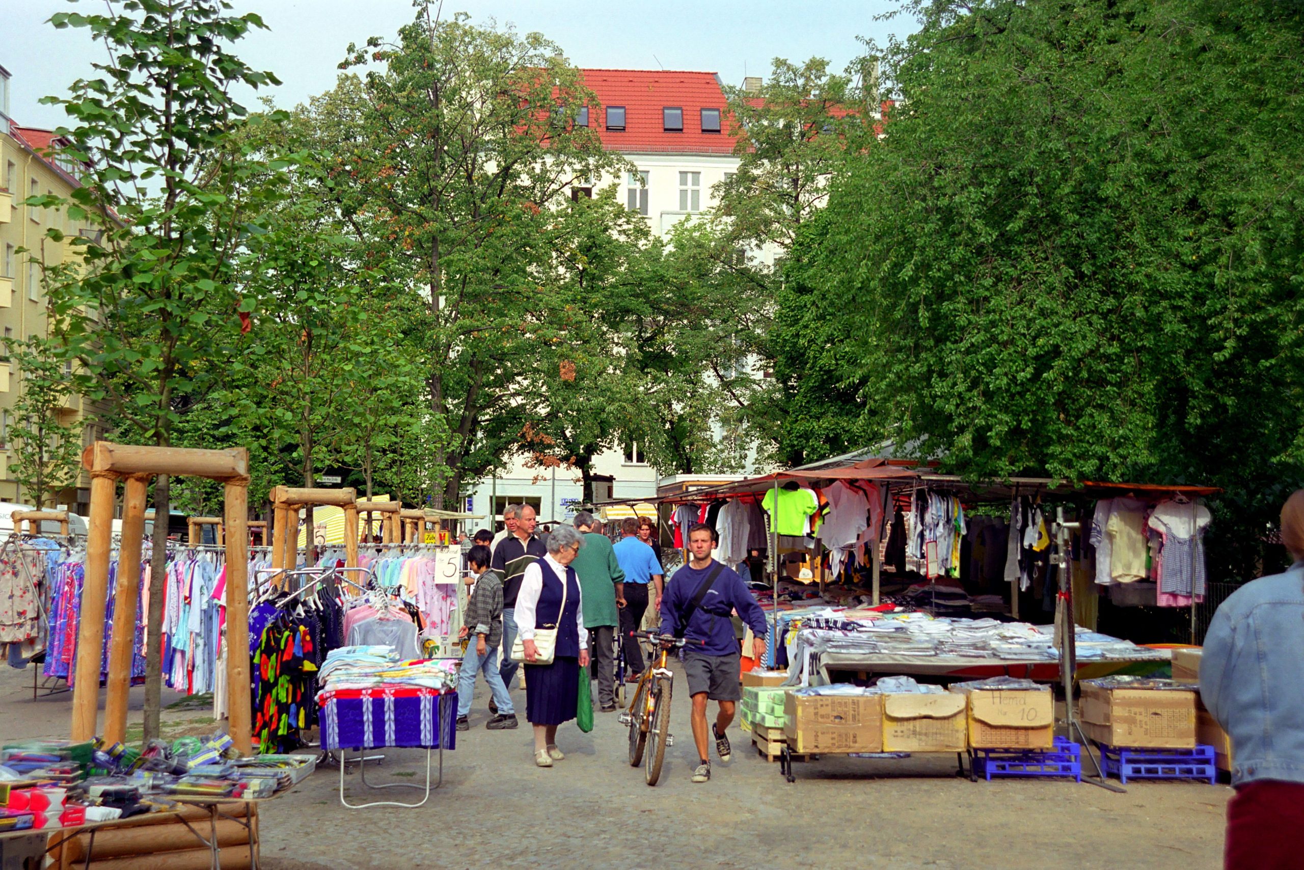 Besucher des Flohmarkts am Boxhagener Platz, 1990er-Jahre 05.08.1999  Copyright: Imago/Lem