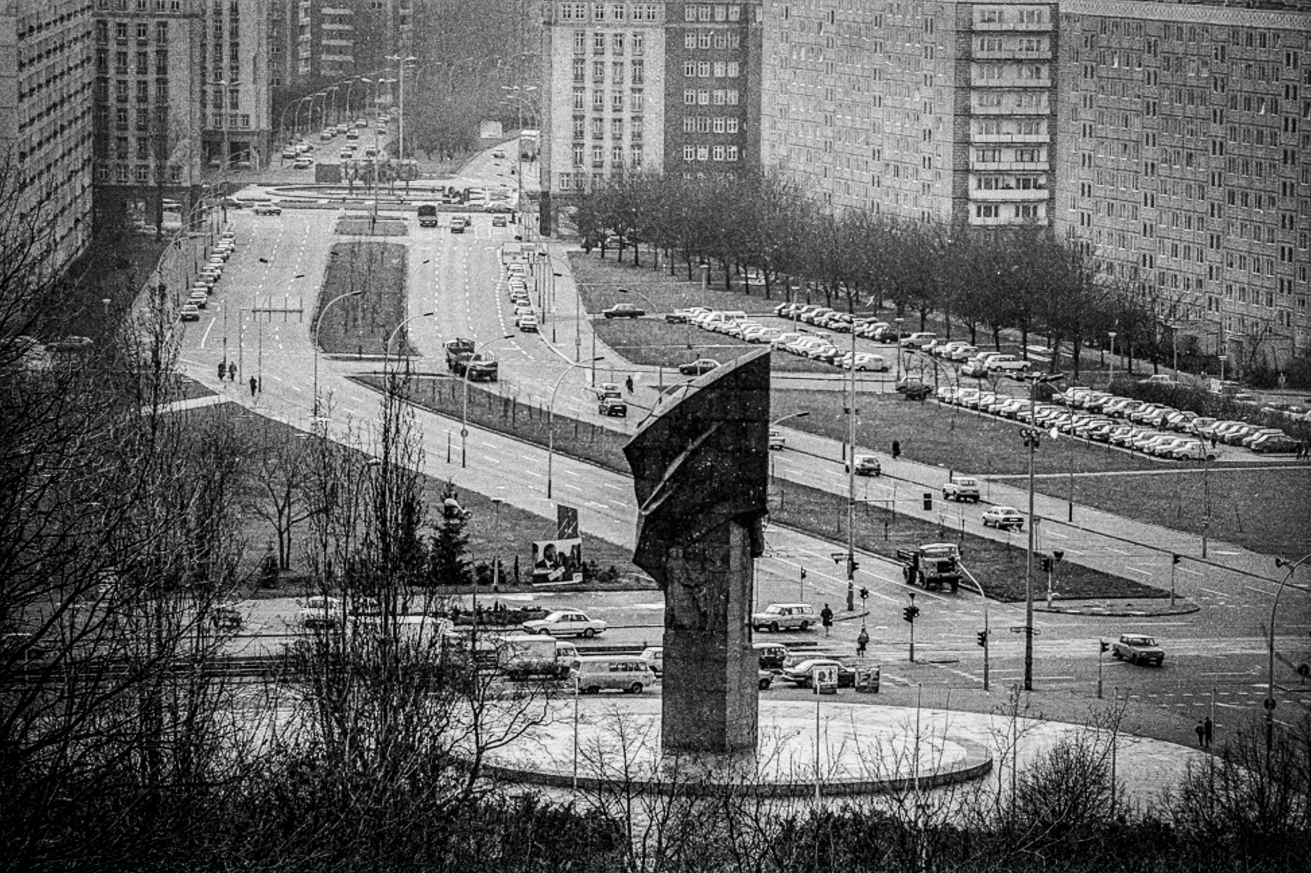 Friedrichshain in den 1990er-Jahren: Lenindenkmal am Leninplatz in Friedrichshain, Winter 1990. Foto: Imago/Michael Hughes