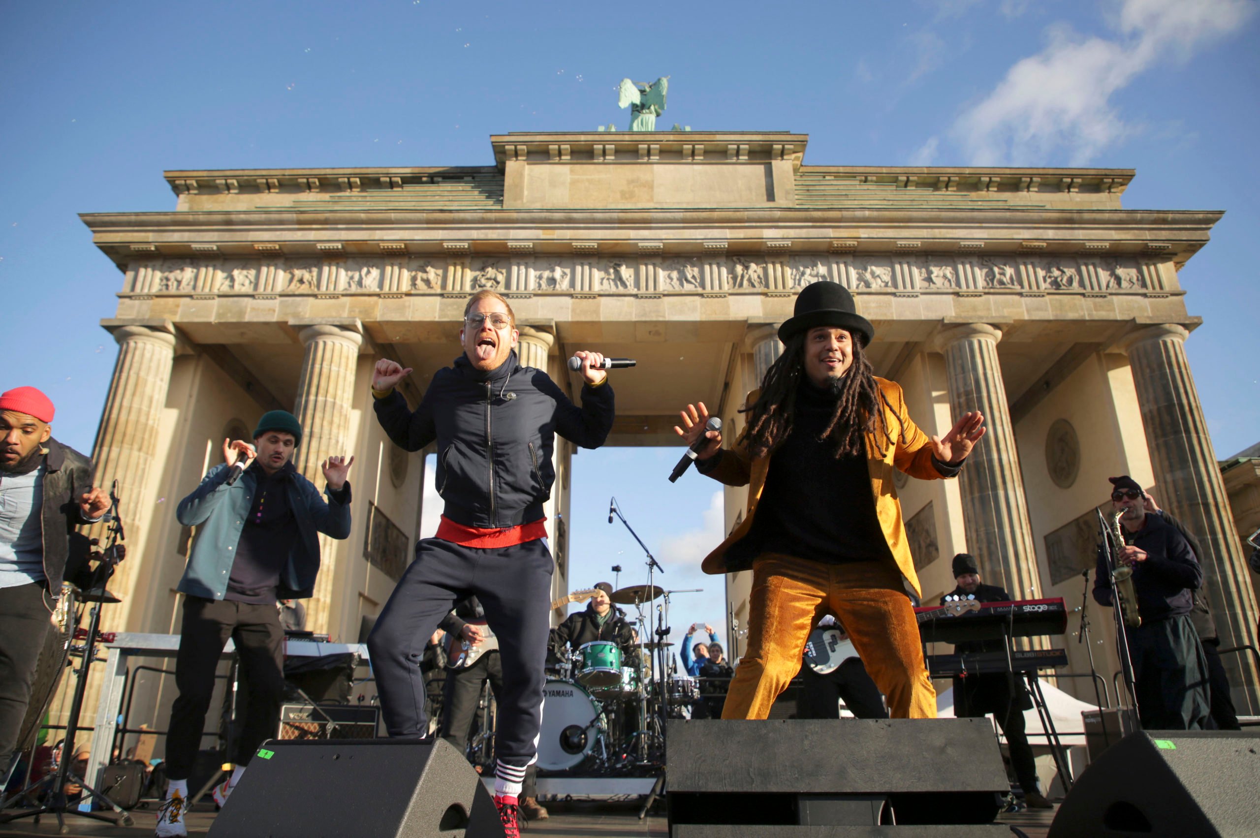 Ein Auftritt von Seeeed vor dem Brandenburger Tor. Frontmann Peter Fox lässt Berlin in Musikvideos immer wieder die Hauptrolle spielen. Foto: imago/Future Images