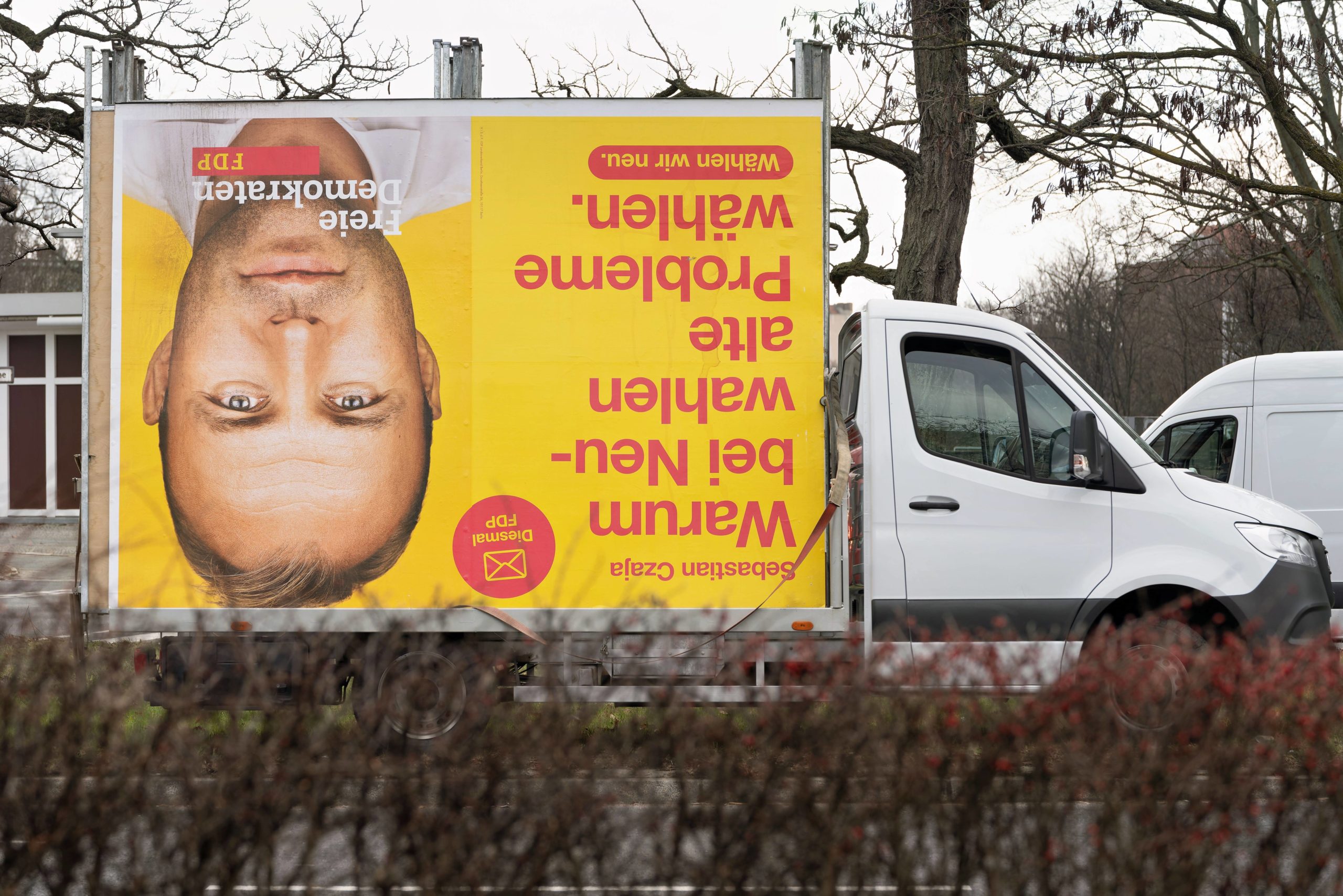 Alles steht Kopf! Dieses Wahlplakat der Berliner FDP wird noch zu seinem Bestimmungsort transportiert. Foto: Imago/Stefan Zeitz