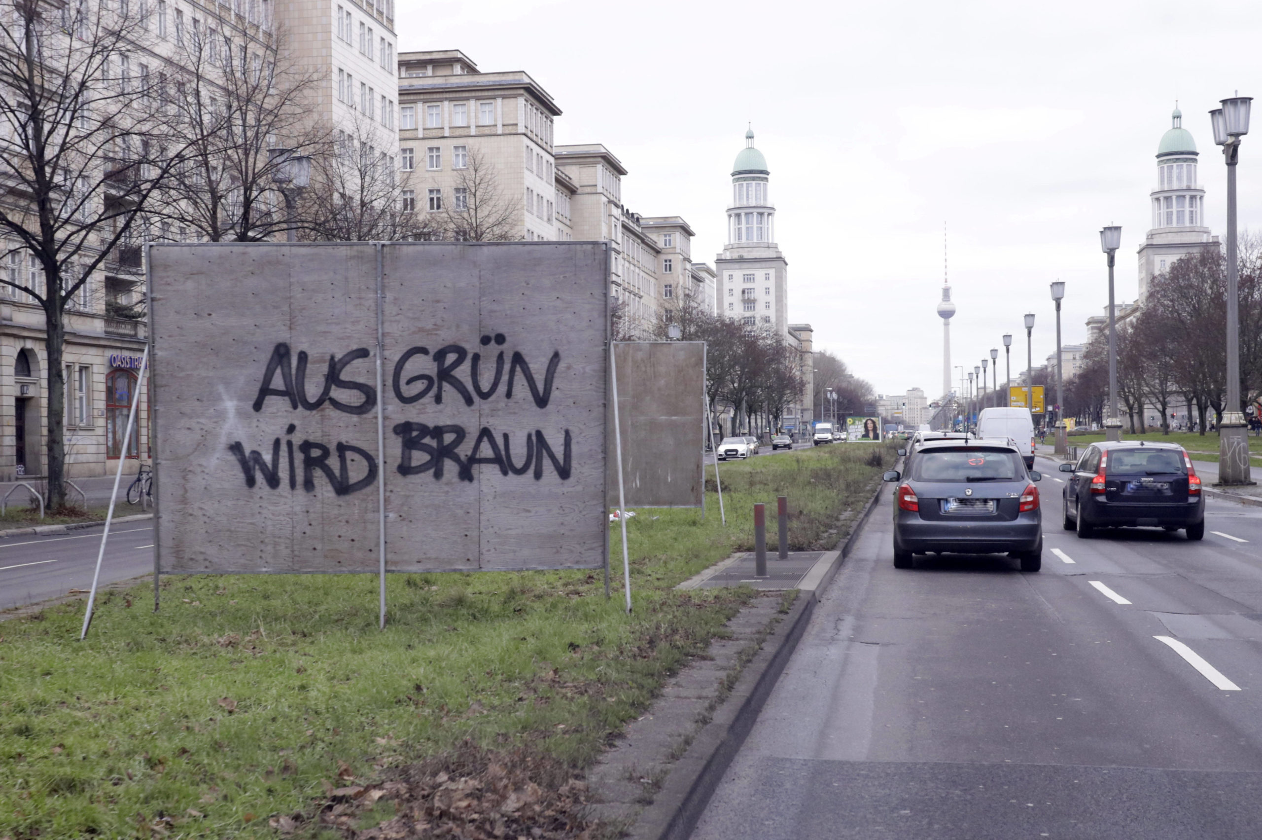 Das ist schon gemein! Grünenfeindliches Graffiti auf Wahlplakat-Rückseite. Foto: Imago/S. Gabsch/Future Image