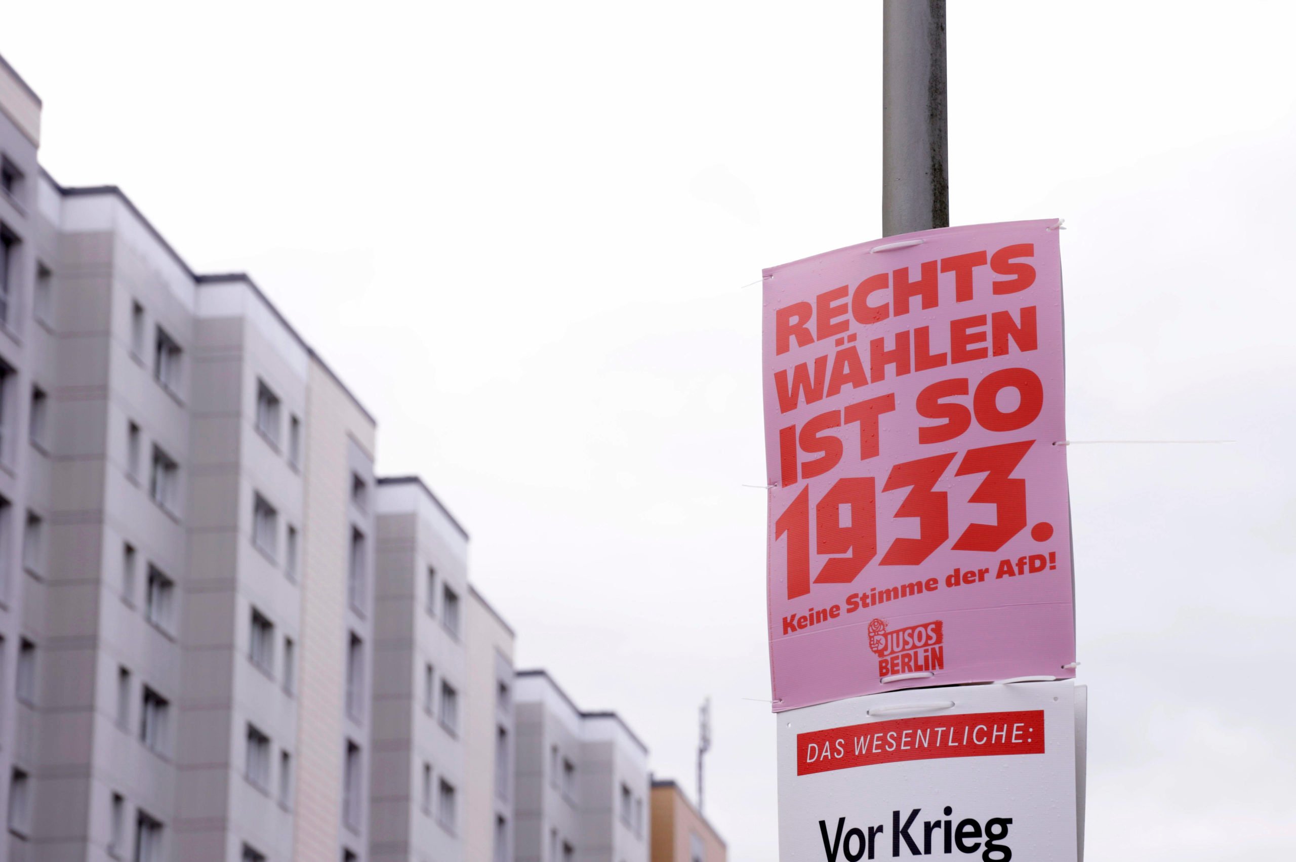 Wahlplakate in berlin: Ein kundiger Mediengestalter war hier am Werk: Wahlplakat der Jusos – "Rechts wählen ist so 1933 - Keine Stimme der AfD". Foto: Imago/S. Gabsch/Future Image