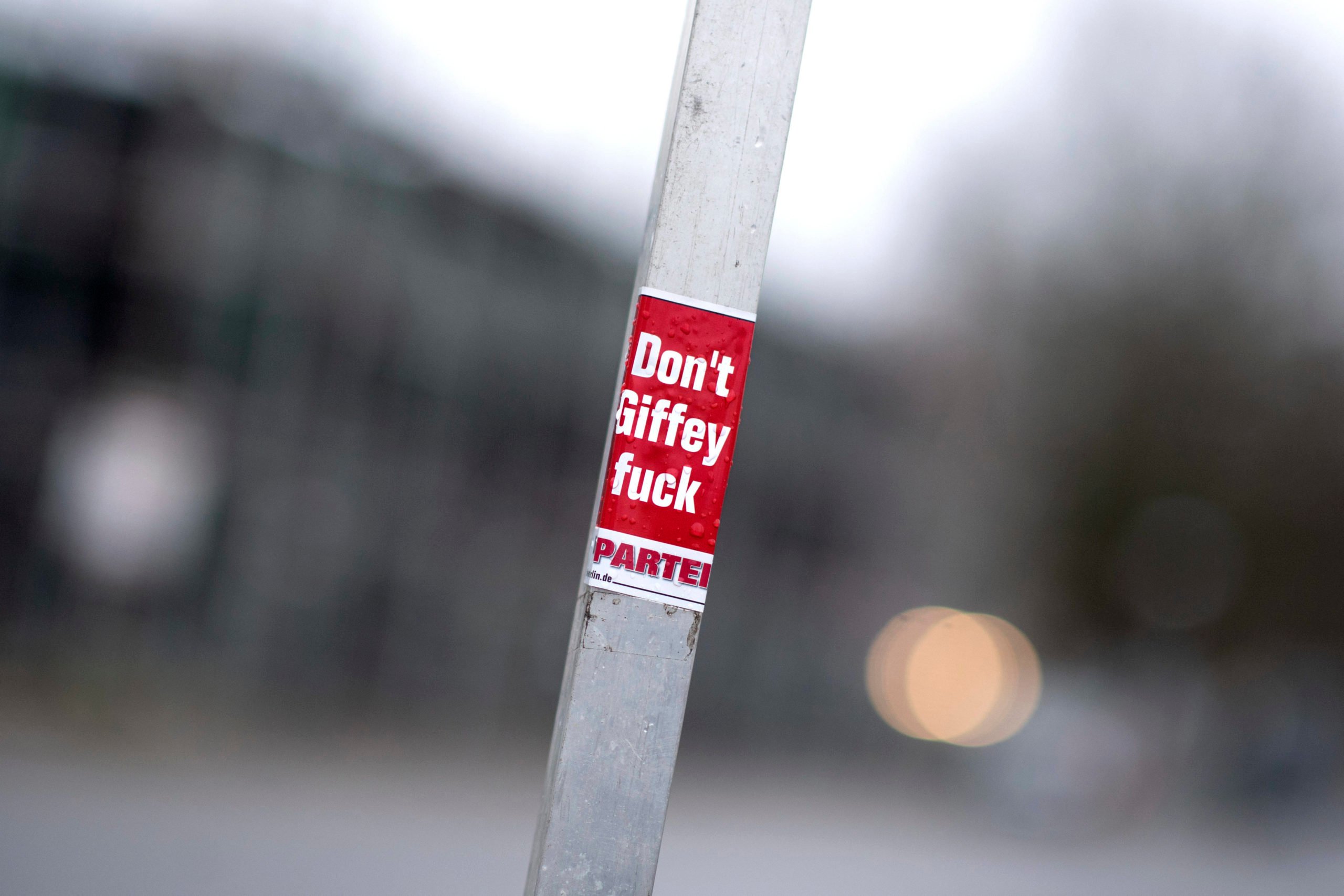 Wahlplakate in Berlin: Der Sticker von DIE PARTEI ist etwas lustiger: "Don't Giffey Fuck". Foto: Imago/IPON
